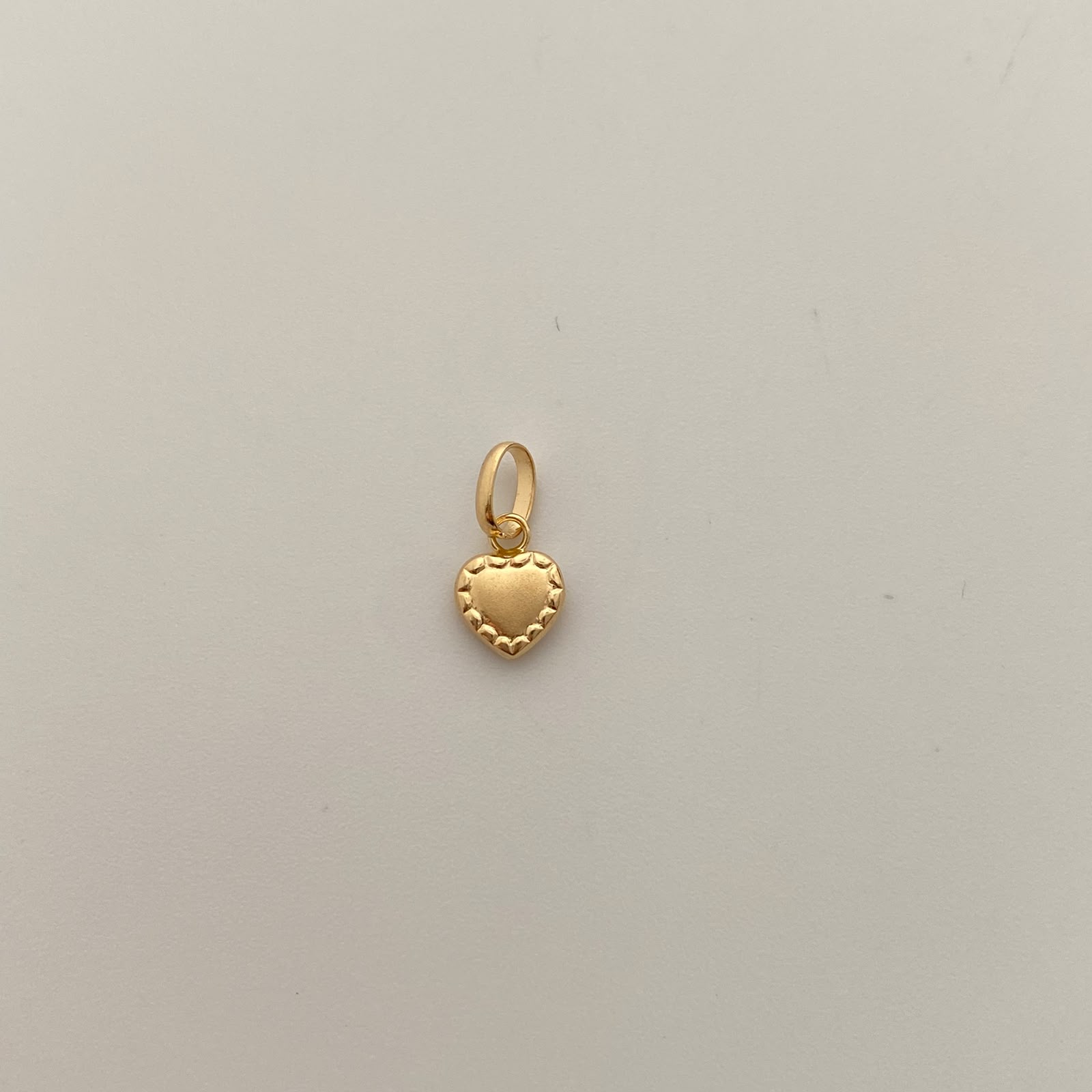 Dije Corazon Borde Oro amarillo 18k 0,3 Gr / 6 mm / 1,2 Cm