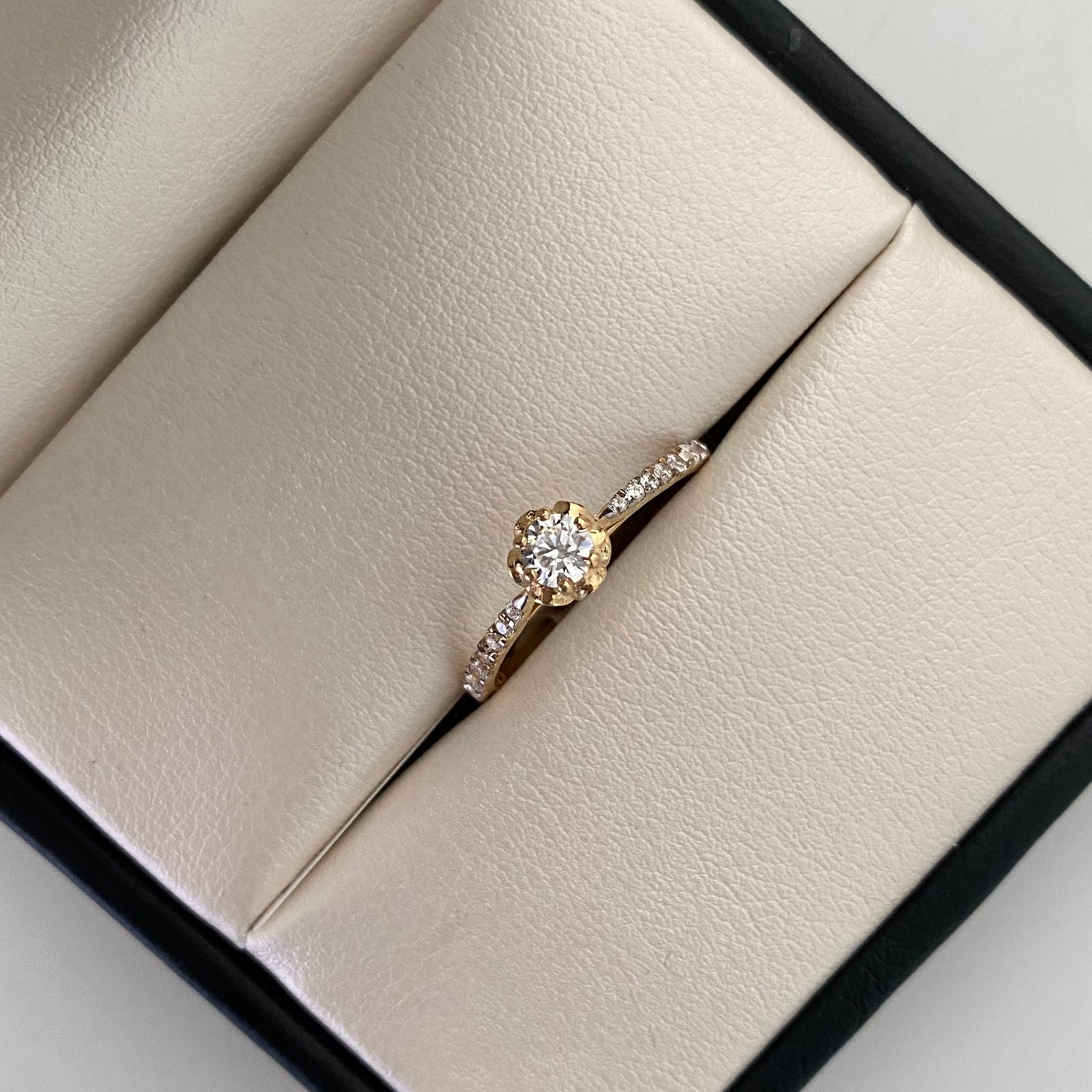 Anillo Solitario Flor Oro amarillo 18k / Talla 8 / 2,15 Gr / 1,7 mm