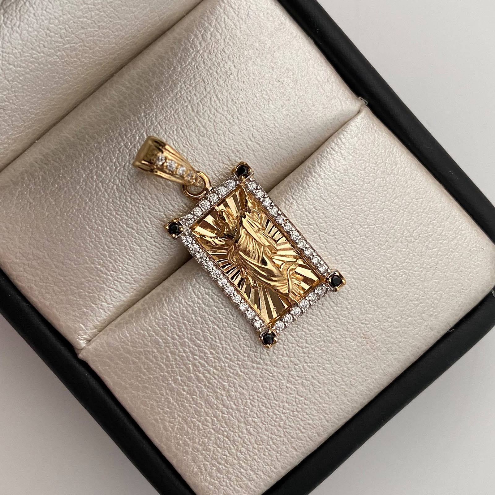 Dije Rectangular Casting negro y blanco Jesus Oro amarillo 18k 3,25 Gr / 11,6 mm / 2,5 Cm