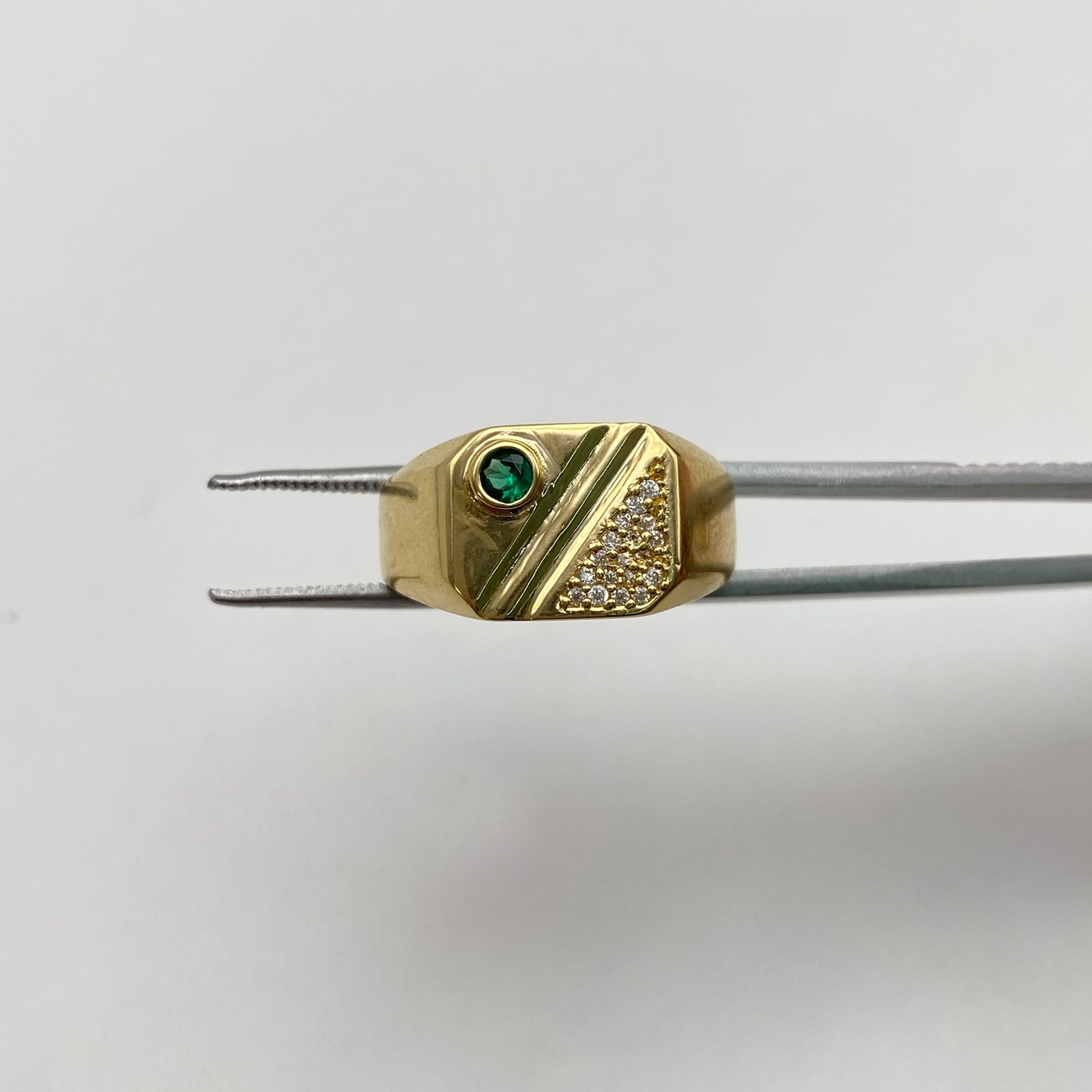 Anillo cuadro circon verde y lineas  Oro amarillo / Talla 10 / 4,05 Gr