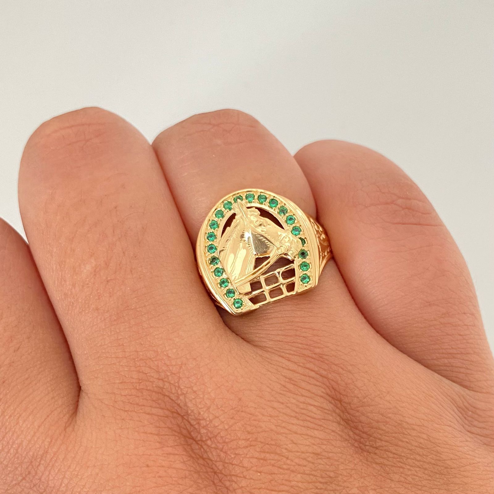 Anillo herradura caballo circones verde laterales grabados Oro amarillo 18k / Talla 9 / 6,85 Gr