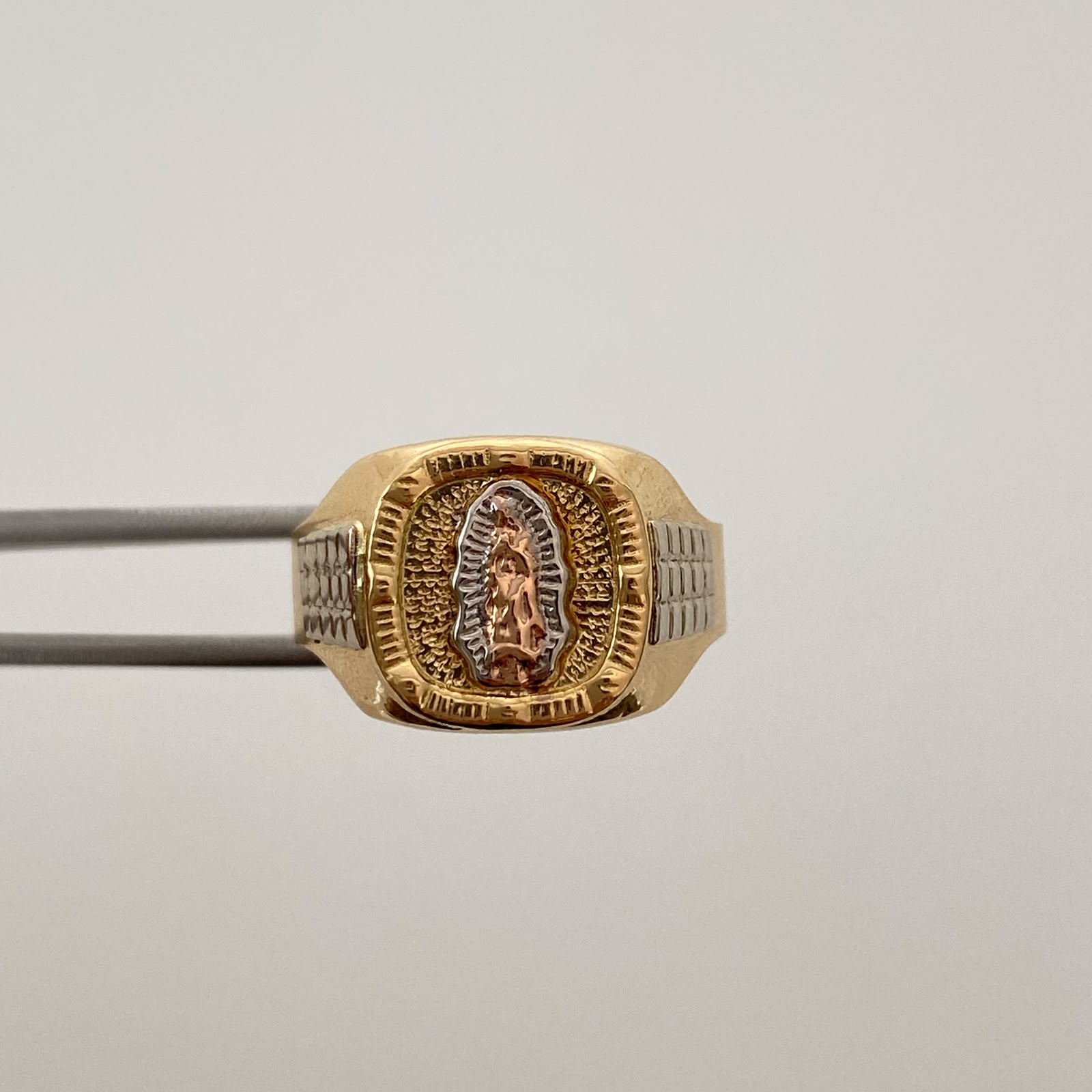 Anillo Troquel Virgen de Guadalupe Tres oros 18k / Talla 9 3/4 / 3,1 Gr / 4,8 mm