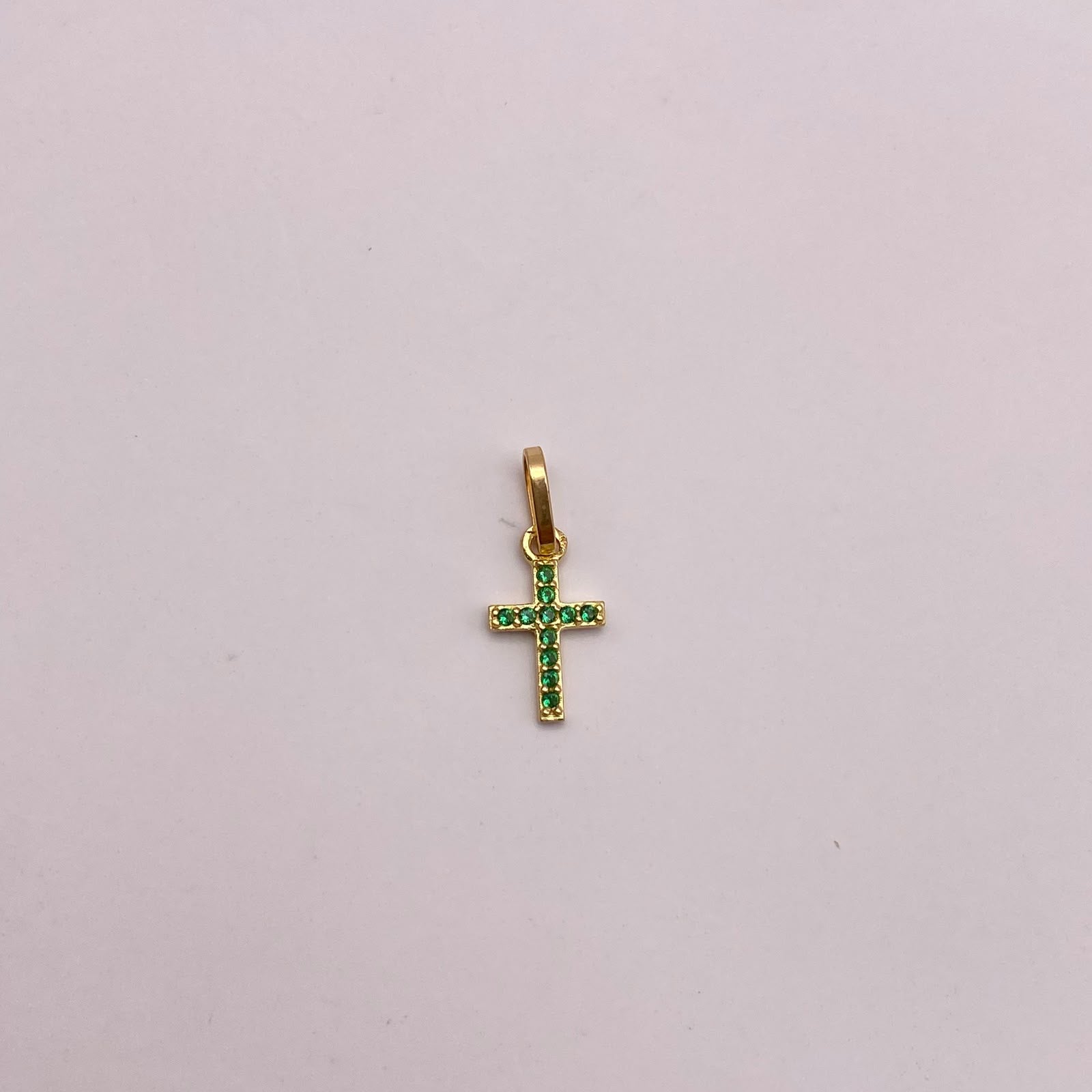 Dije mini cruz circones verdes Oro amarillo 18k 0,4 Gr / 6,85 mm / 1,5 Cm