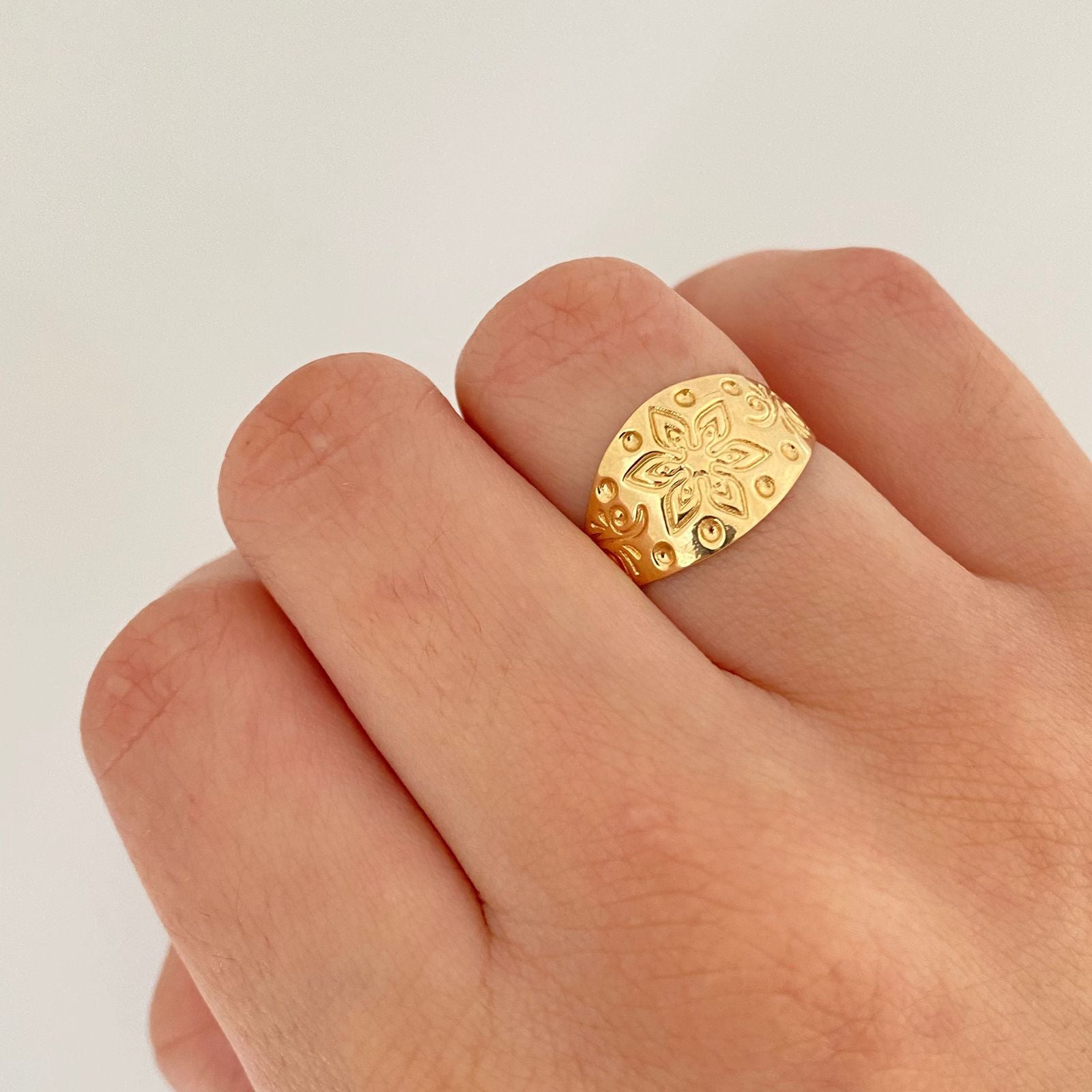 Anillo troquel grabado flores Oro amarillo 18k / Talla 7 / 1,5 Gr