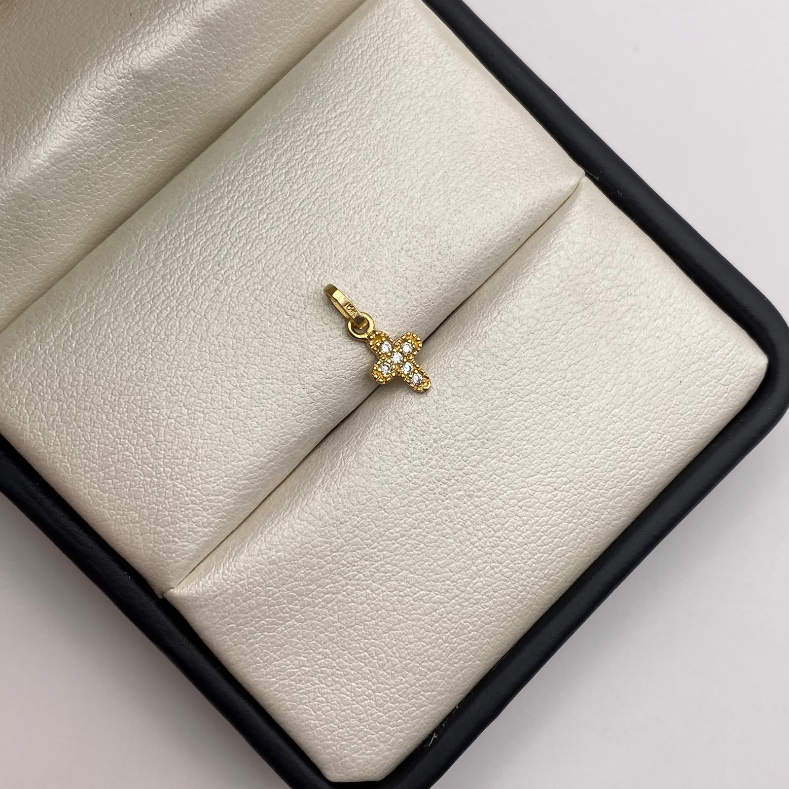 Dije mini cruz ovalada circones blancos Oro amarillo 18k 0,45 Gr / 6,35 mm / 1,3 Cm
