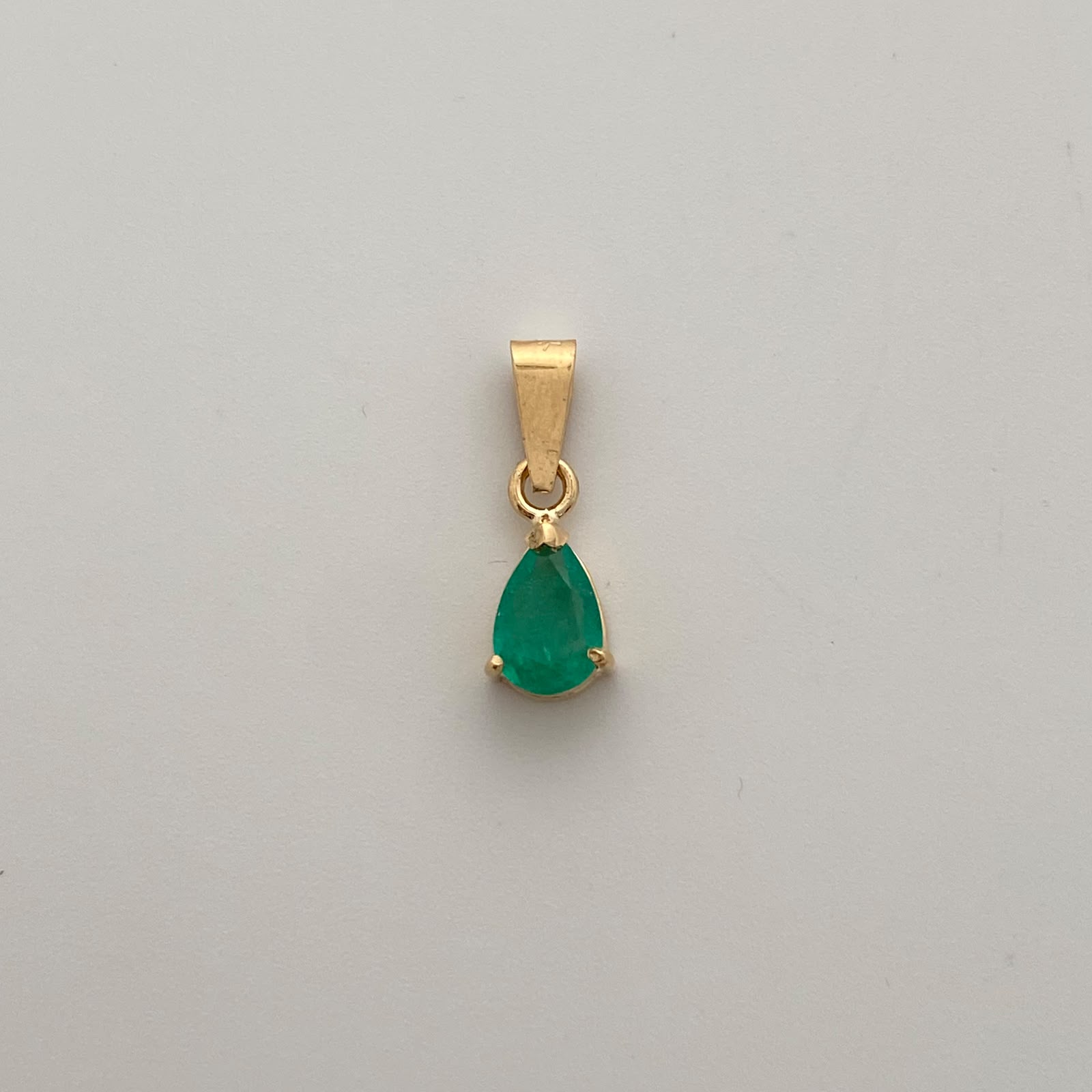 Dije Gota 0.9 puntos de Esmeralda Oro amarillo 18k 1,3 Gr / 6,9 mm / 2 Cm