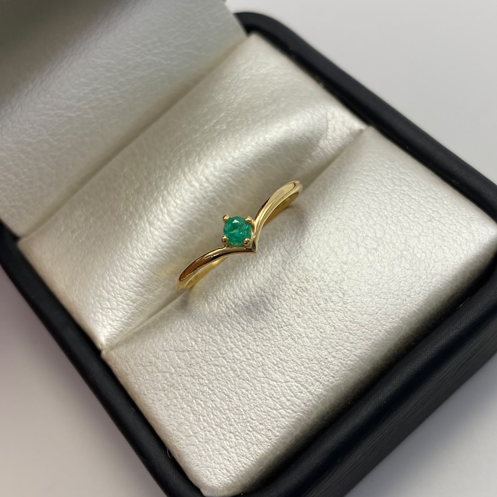 Anillo esmeralda 0.15qt  Oro amarillo / Talla 6 / 1,05 Gr