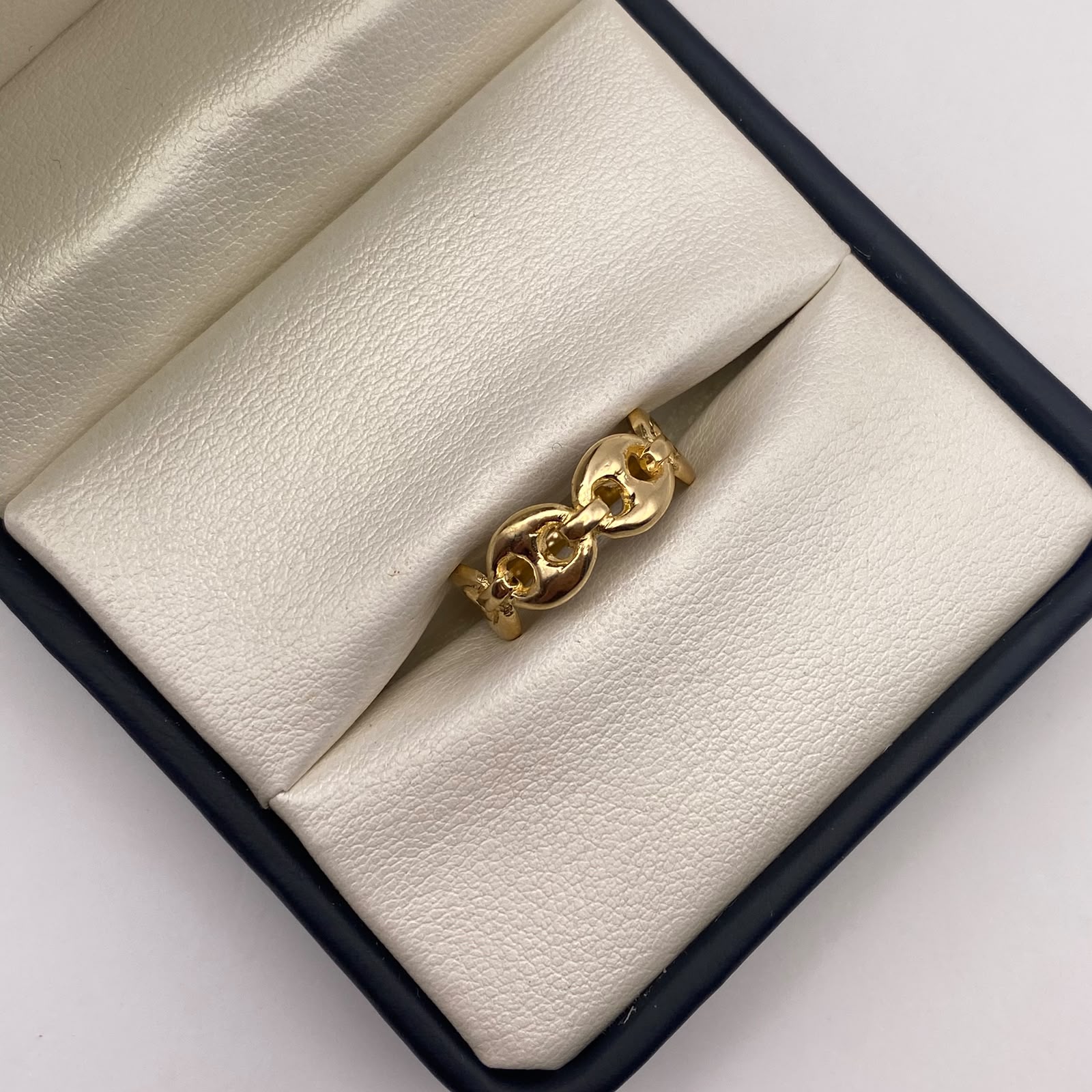 Anillo Gc grande Oro amarillo 18k / Talla 6 3/4 / 2,74 Gr / 2,20 mm