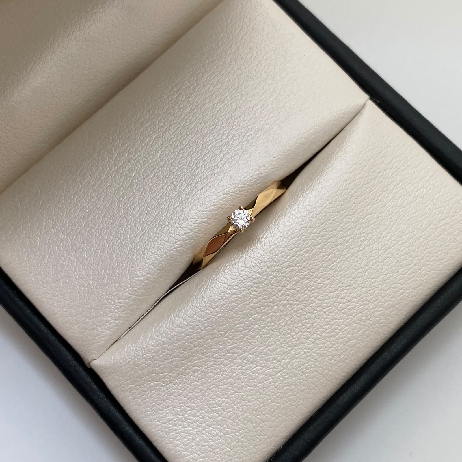 Anillo Solitario Oro amarillo 18k / Talla 6 1/2 / 1,75 Gr / 2,2 mm