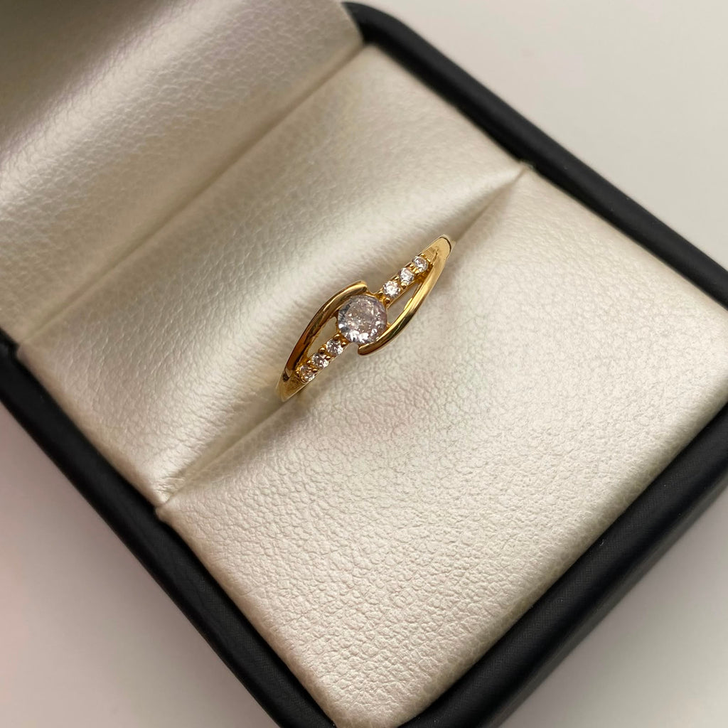 Anillo Solitario fila circones Oro amarillo 18k / Talla 6 / 1,6 Gr / 1,1 mm