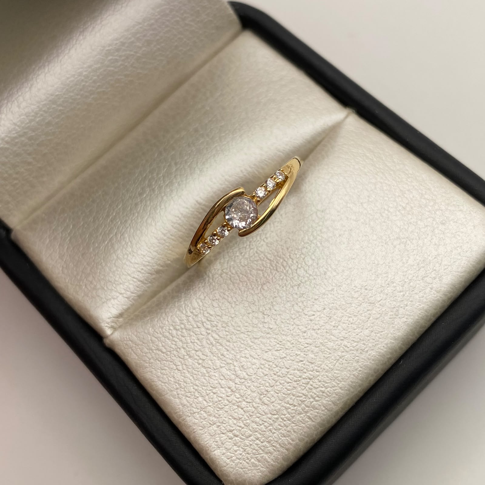 Anillo Solitario fila circones Oro amarillo 18k / Talla 6 / 1,6 Gr / 1,1 mm