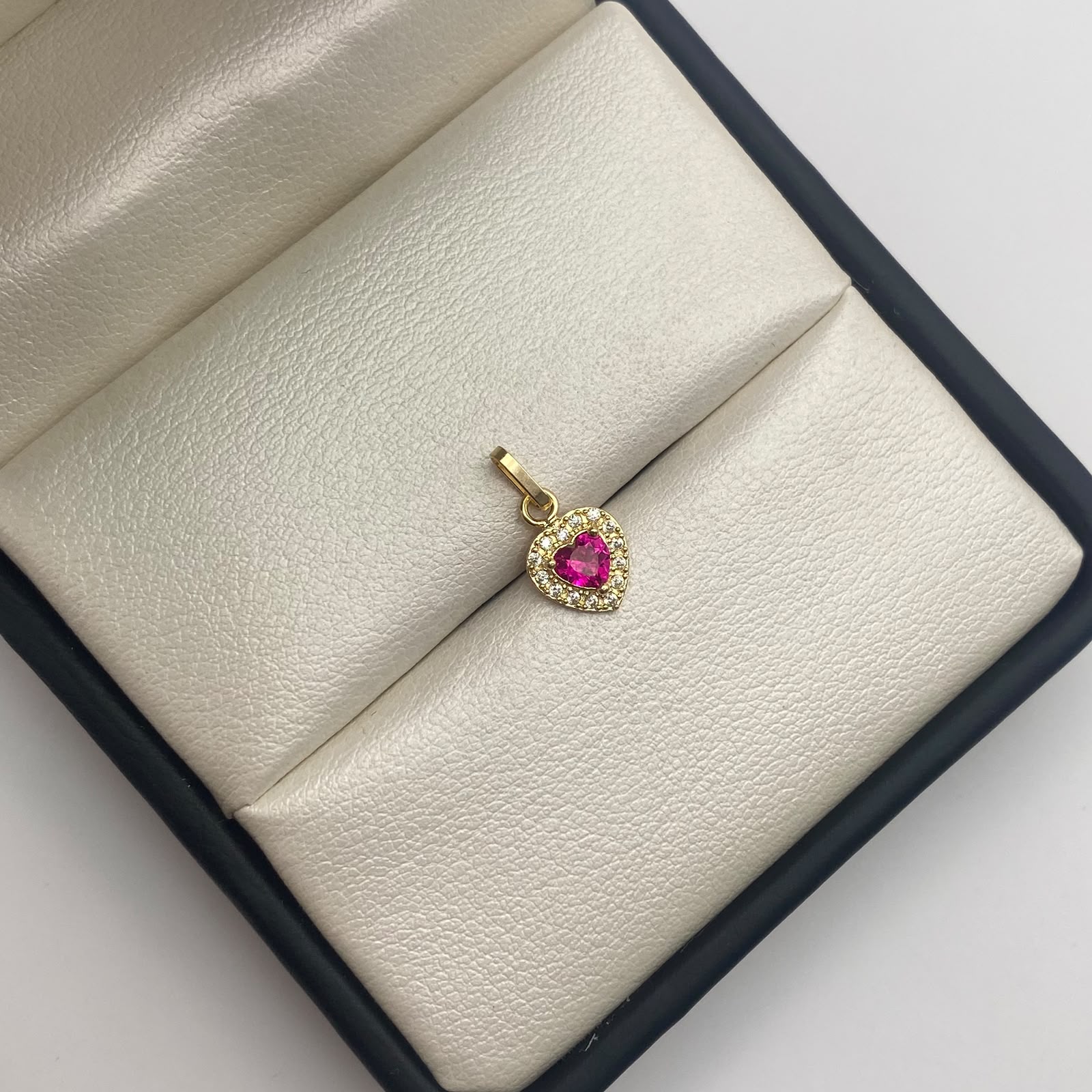 Dije Corazon circones blancos y fucsia Oro amarillo 18k 0,6 Gr / 7,7 mm / 1,5 Cm