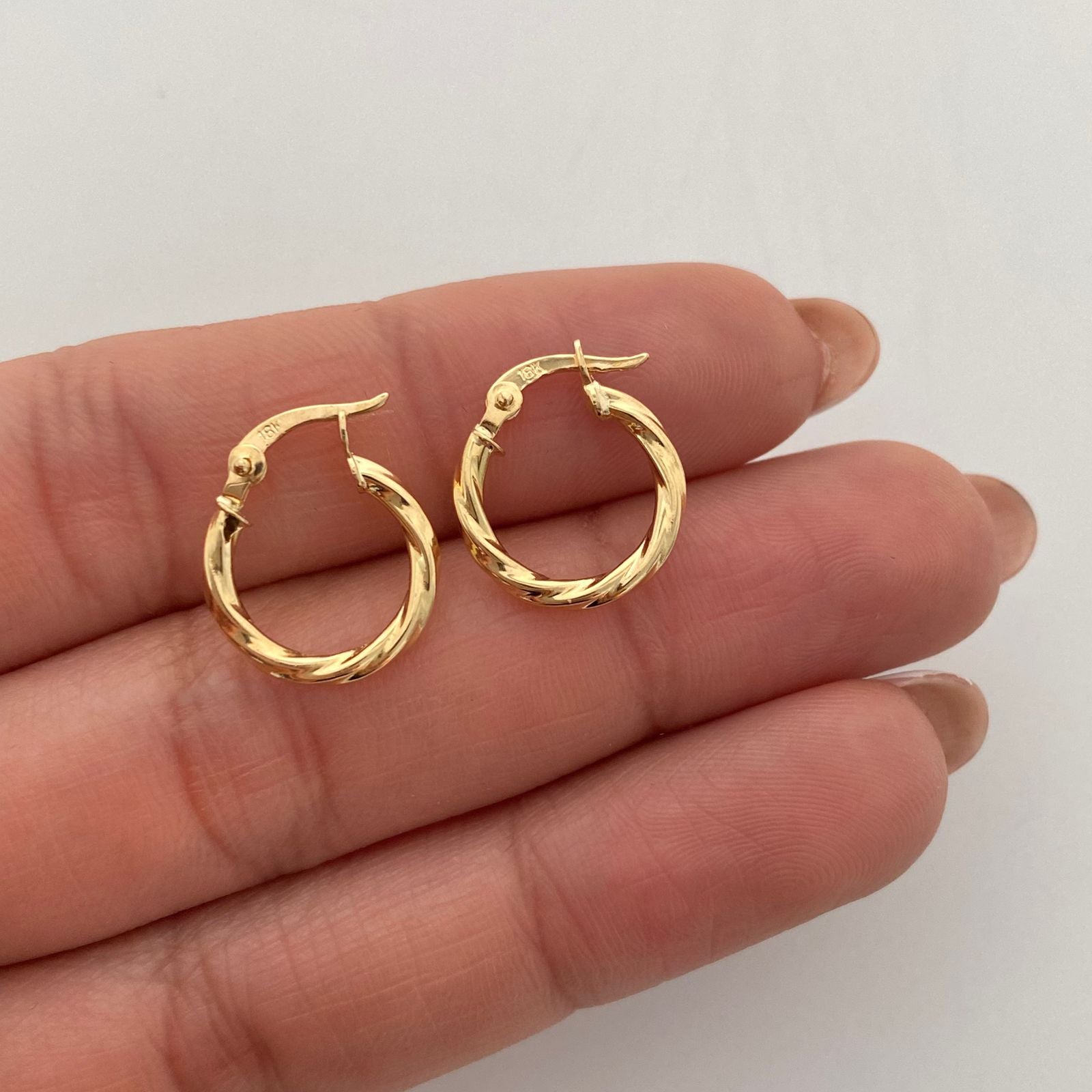 Candonga entorchada  Oro amarillo 18k 1,05 Gr / 1,5 Cm