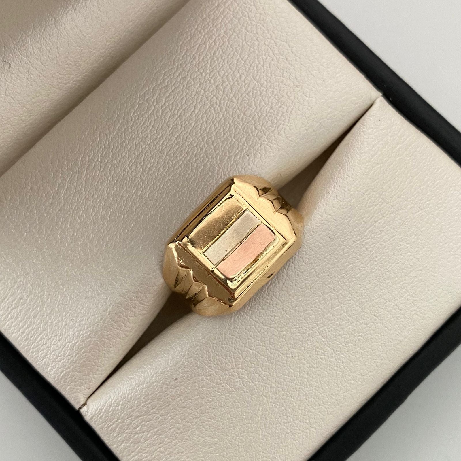 Anillo Troquel cuadrado Tres oros 18k / Talla 9 / 2,9 Gr / 4,7 mm