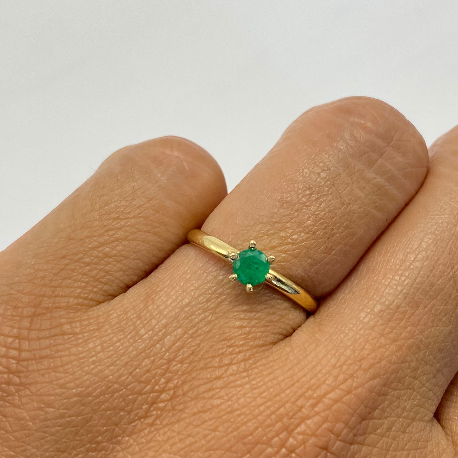 Anillo esmeralda 0.22qt  Oro amarillo / Talla 5 / 1,55 Gr