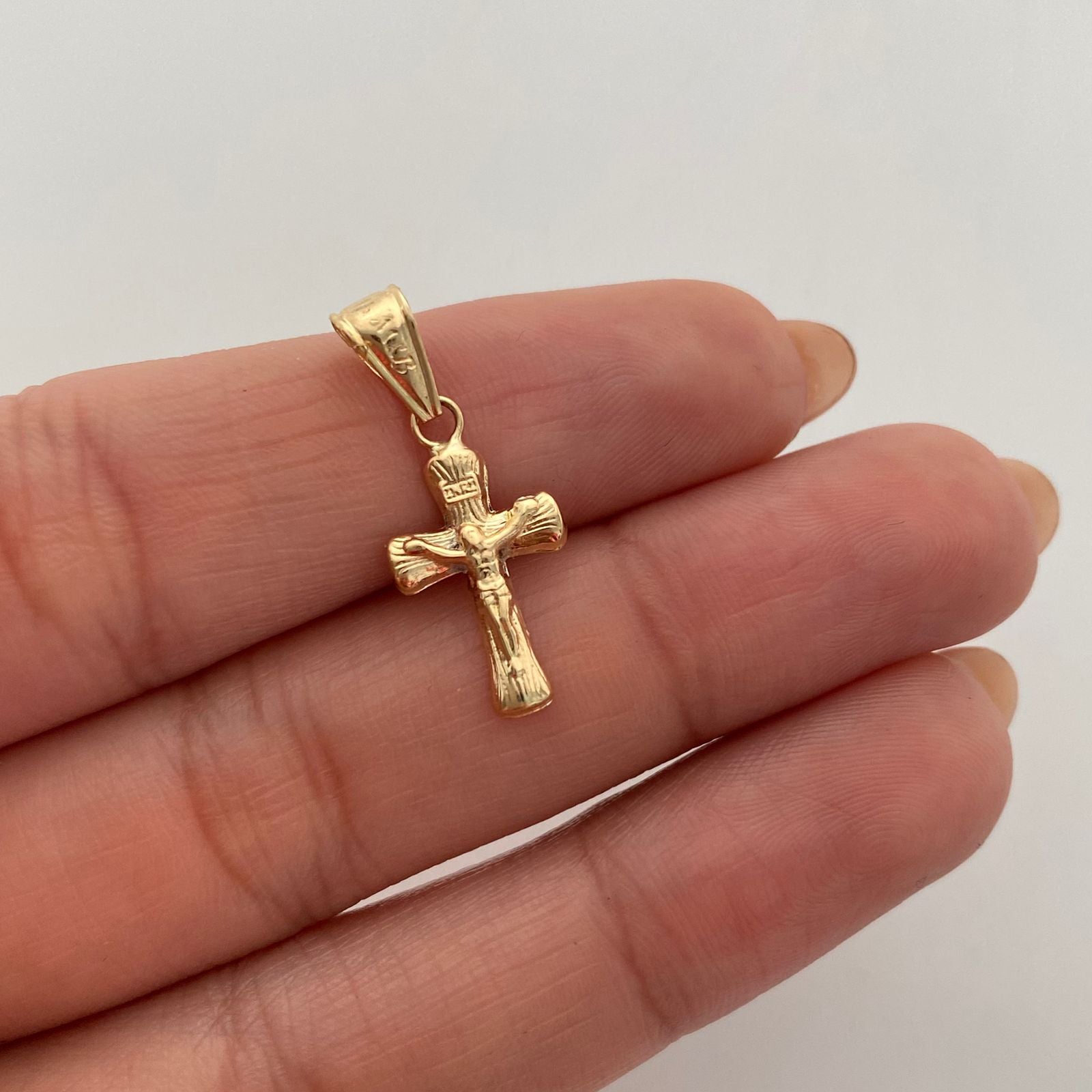 Dije Cruz Cristo Oro amarillo 18k 0,55 Gr / 10,3 mm / 2,4 Cm