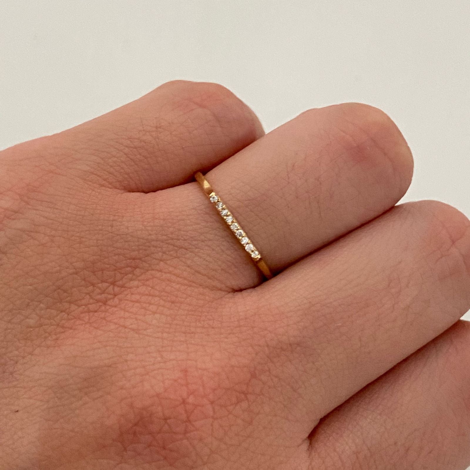 Anillo plano con circones blancos  Oro amarillo 18k / Talla 6 3/4 / 1,15 Gr