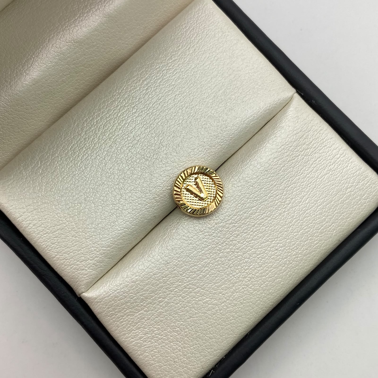 Herraje tambor letra v Oro amarillo 0,5 Gr / 1 Cm
