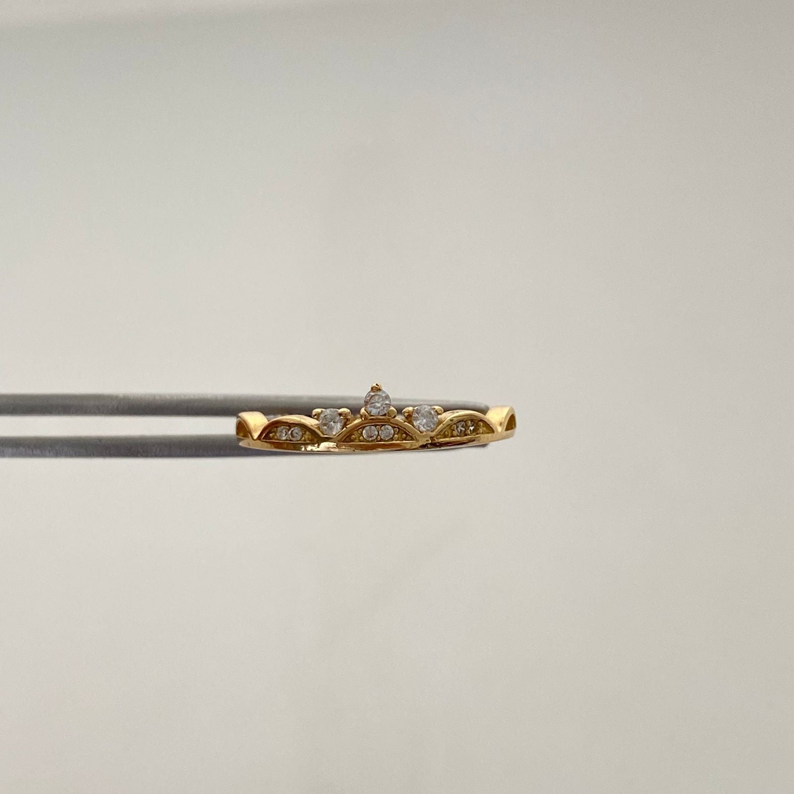 Anillo 15 Tiara Circones Blancos Oro amarillo 18k / Talla 7 / 1,75 Gr