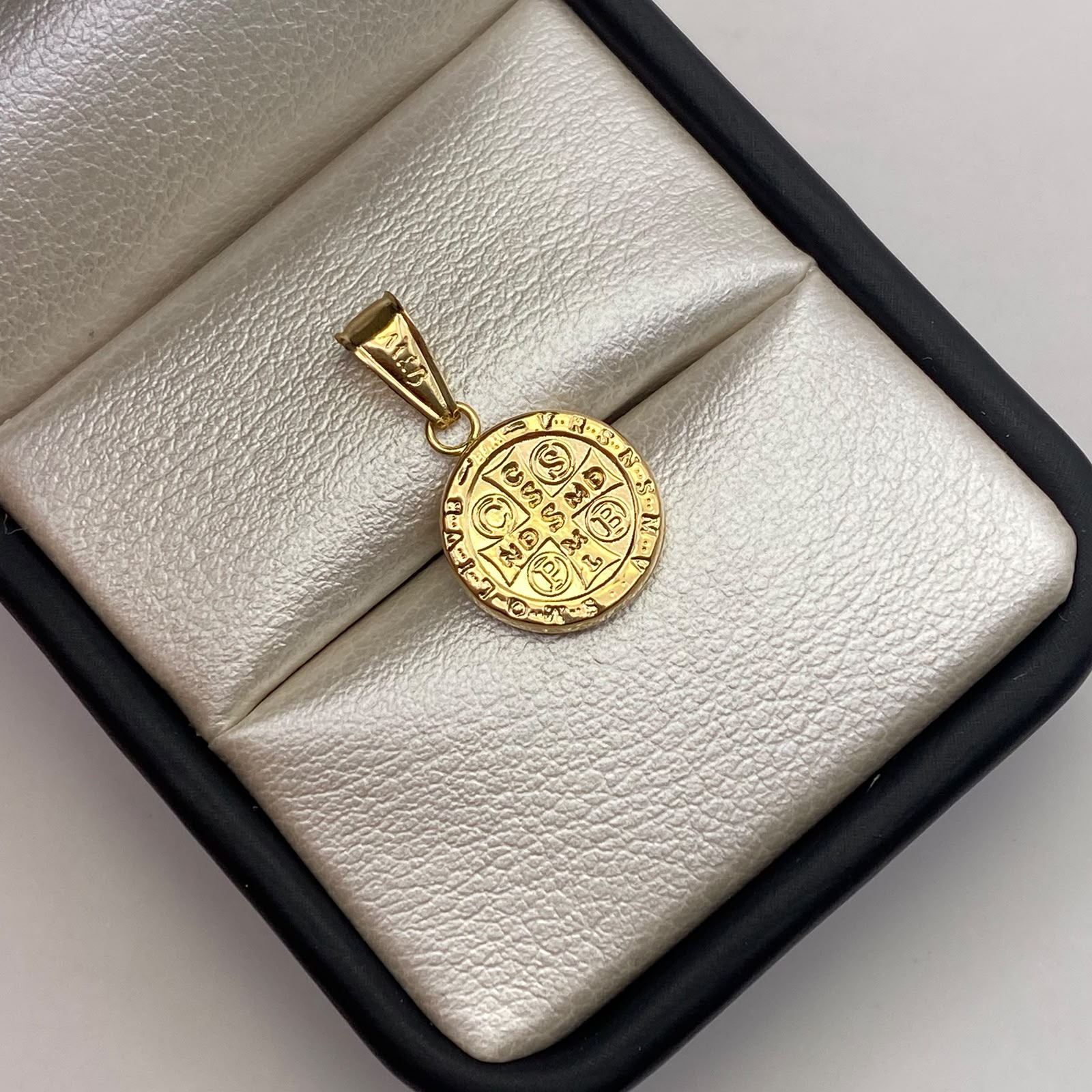 Dije San benito Oro amarillo 18k 0,7 Gr / 11,9 mm / 2,1 Cm
