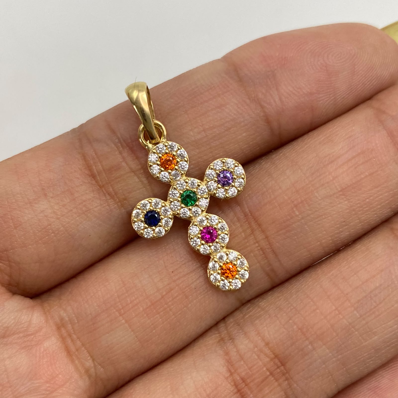 Dije cruz circulo circones multicolor Oro amarillo 18k 2,3 Gr / 16,6 mm / 3 Cm