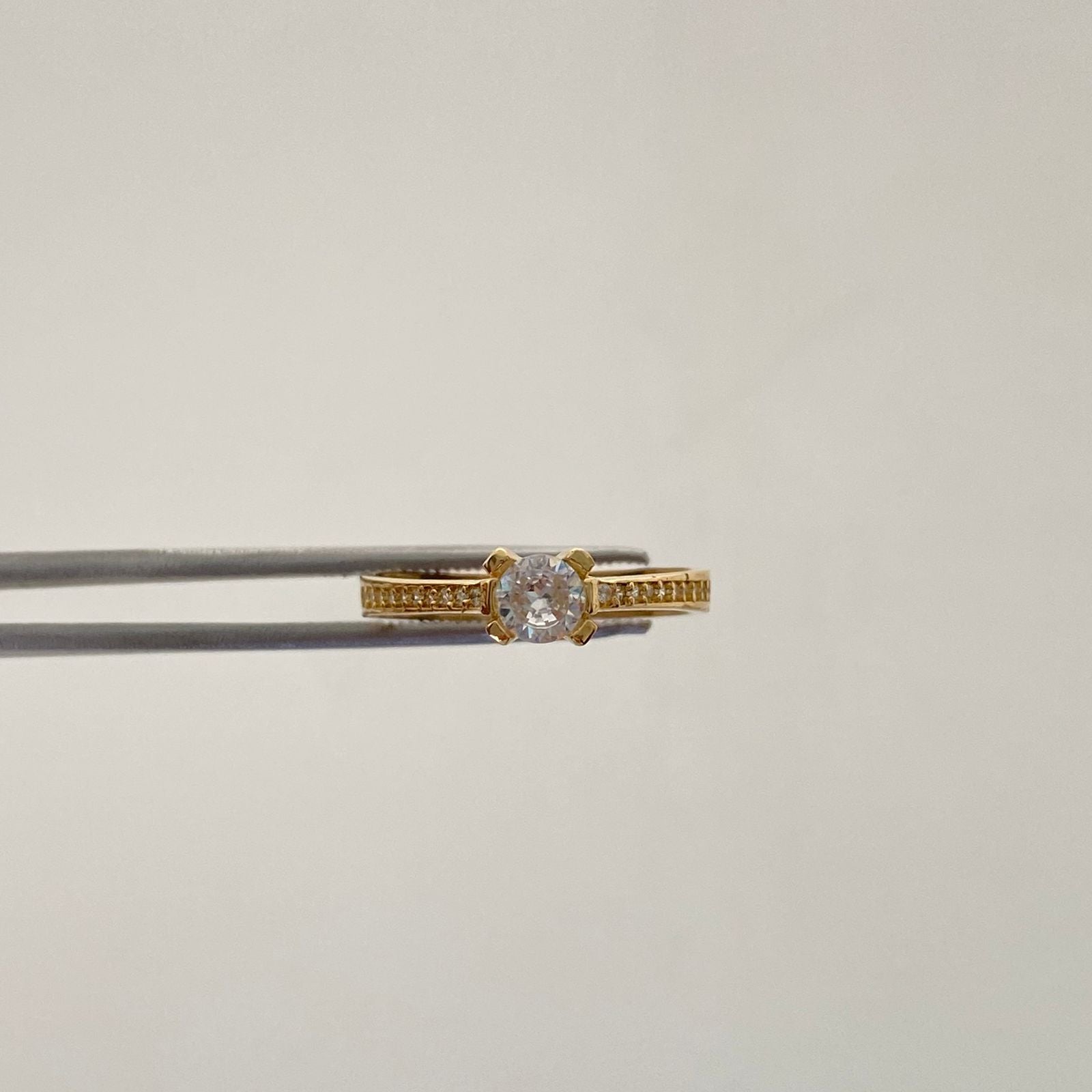 Anillo Solitario Oro amarillo 18k / Talla 7 1/2 / 2,1 Gr / 2,9 mm