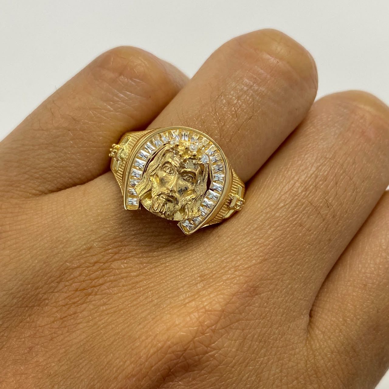 Anillo Rostro cristo circones blancos Oro amarillo 18k / Talla 10 / 6,4 Gr / 6,3 mm