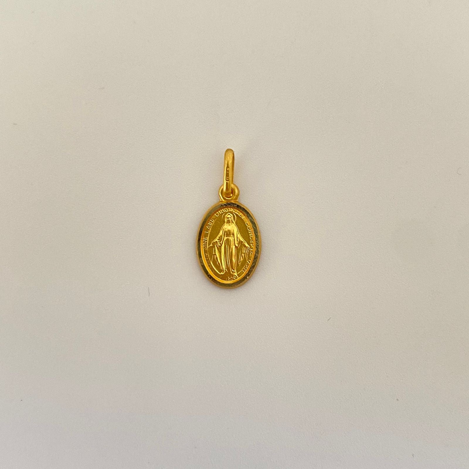 Dije It virgen milagrosa acabado mate Oro amarillo 18k +4 / 1,4 Gr / 2 Cm