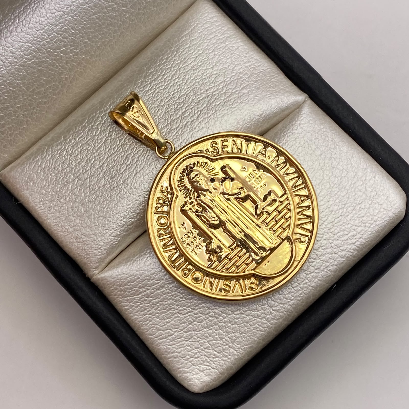 Dije San benito Oro amarillo 18k 4 Gr / 25,4 mm / 3,6 Cm