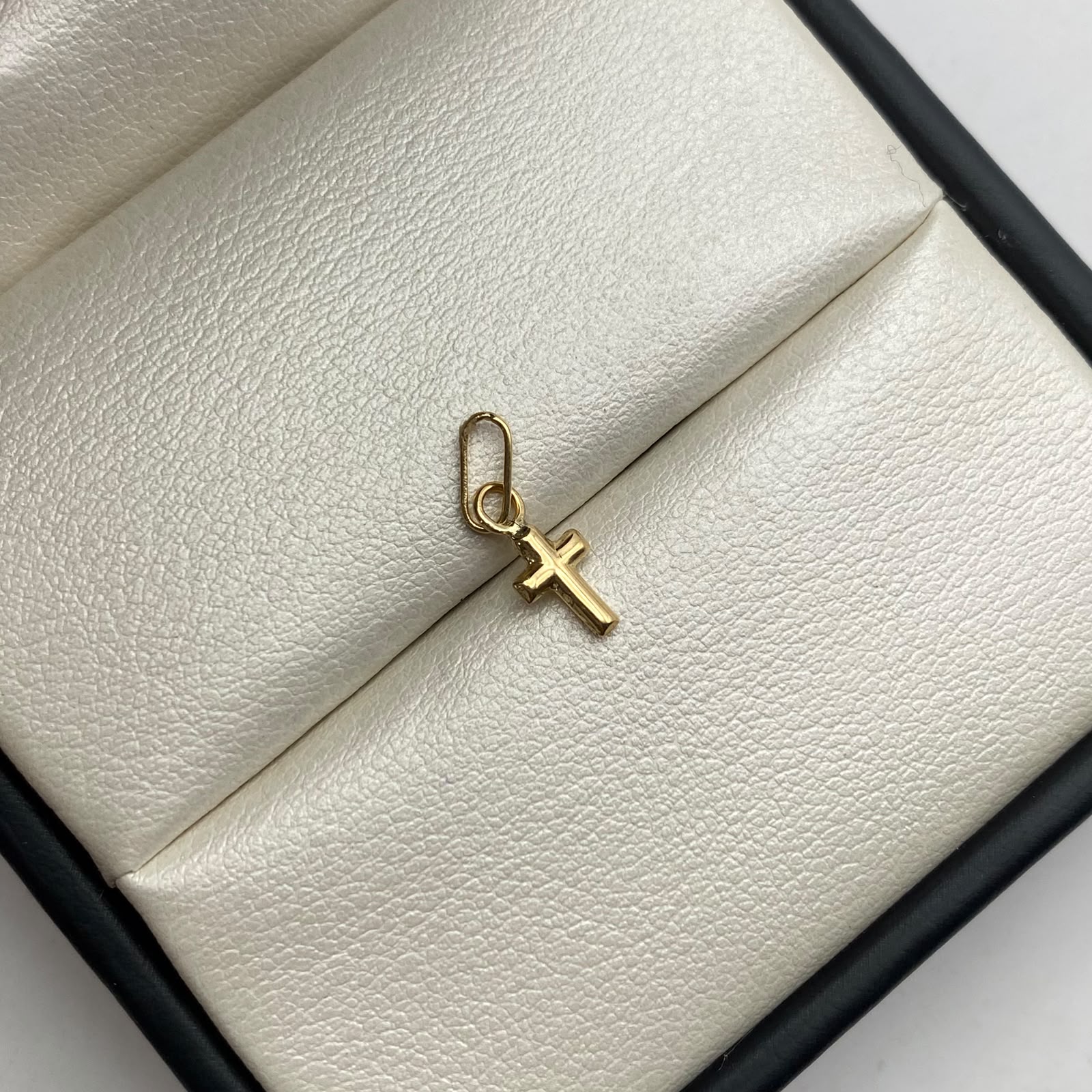 Dije mini cruz lisa Oro amarillo 18k 0,25 Gr / 5,1 mm / 1,5 Cm