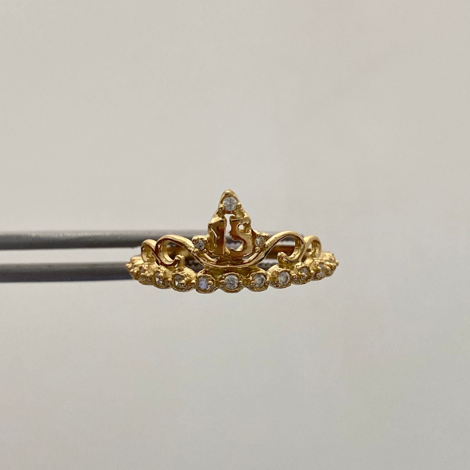 Anillo 15 Corona circones blancos Oro amarillo 18k / Talla 6 / 2 Gr