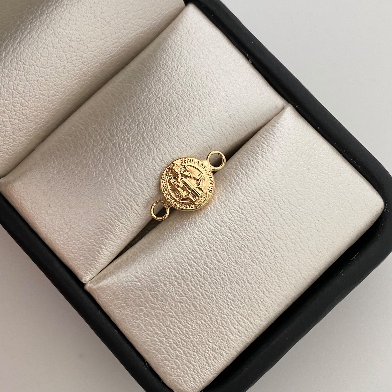 Herraje San benito Oro amarillo 18k 0,35 Gr / 1,5 Cm