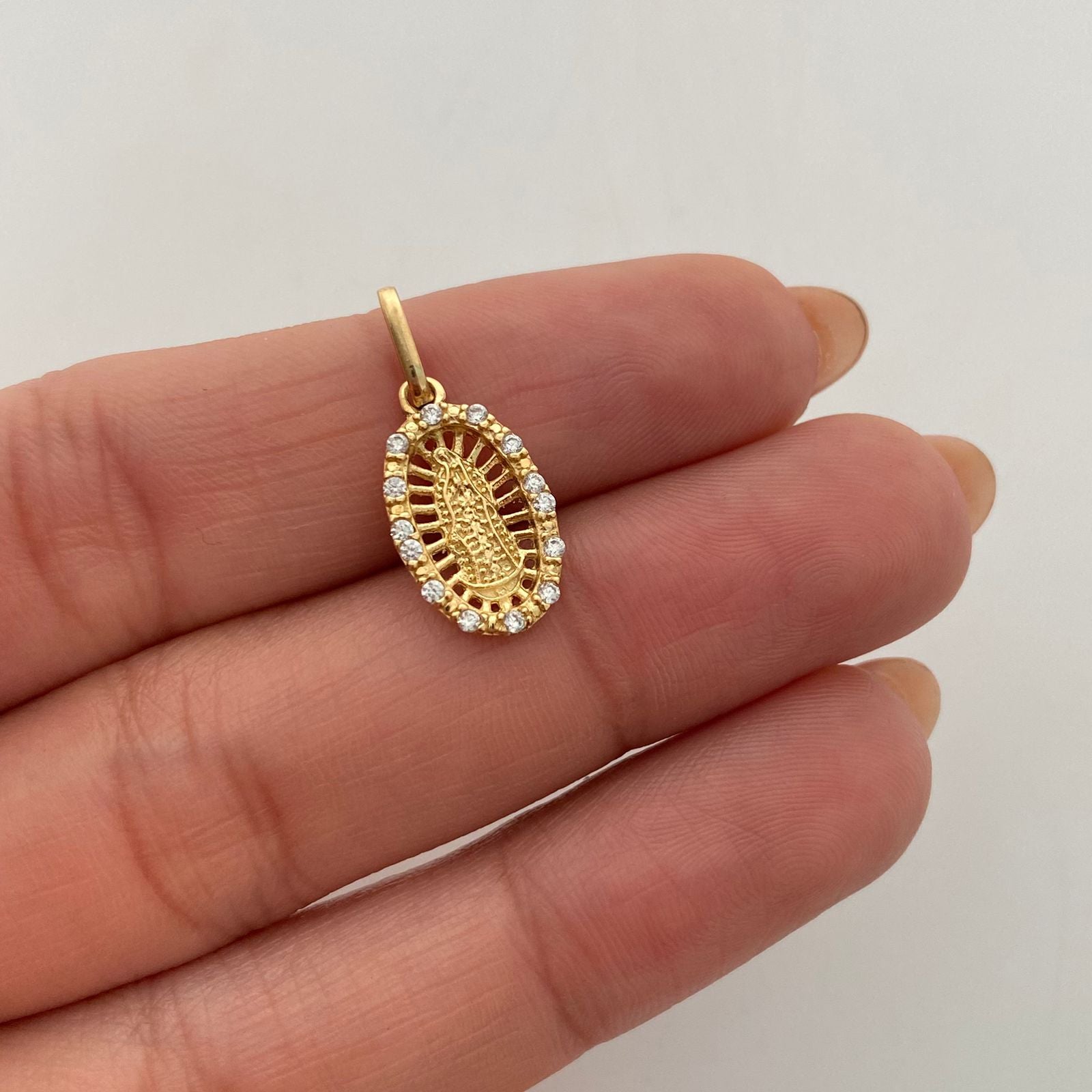 Dije Virgen de guadalupe circones blancos Oro amarillo 18k 1,25 Gr / 9,3 mm / 2 Cm