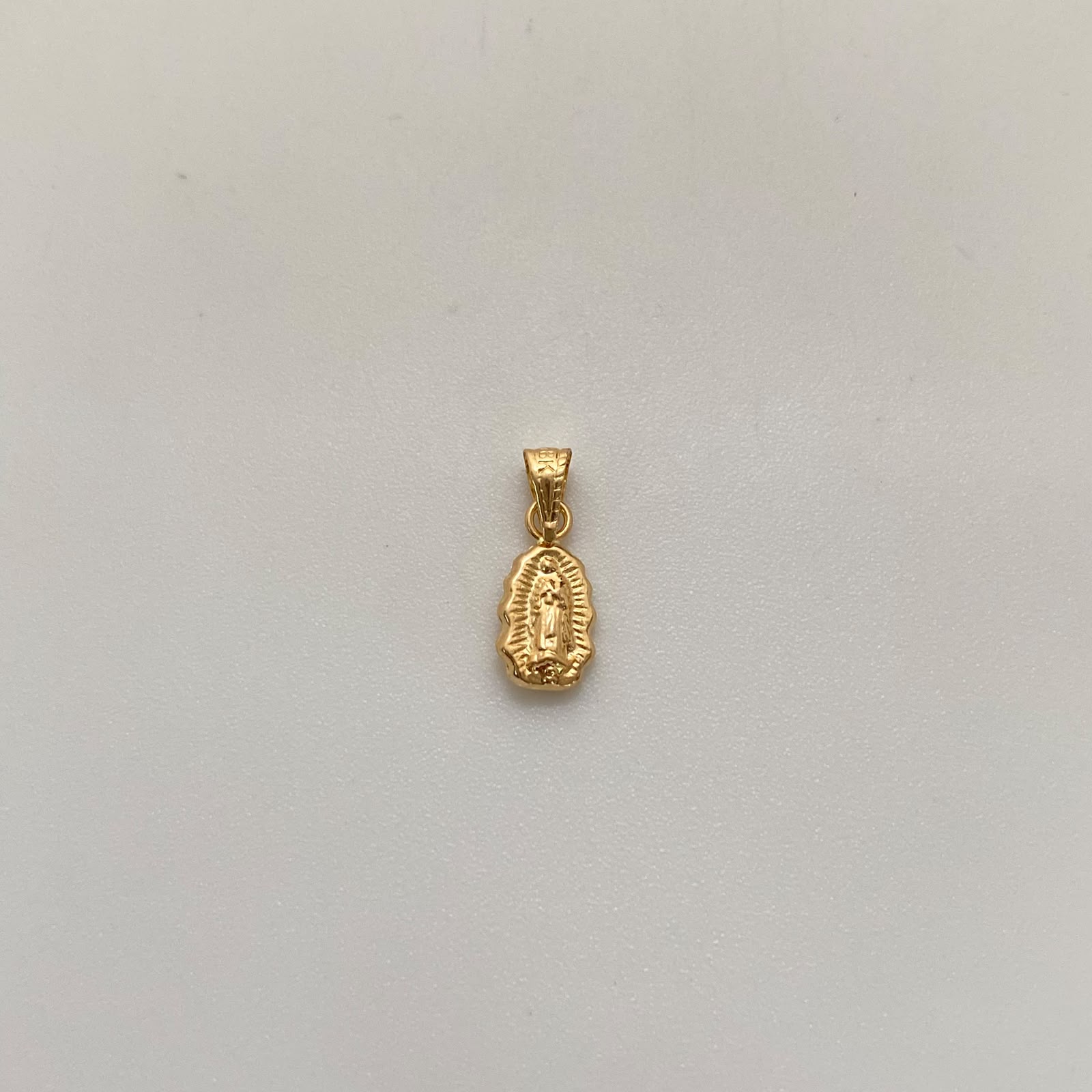 Dije Virgen de Guadalupe Silueta Oro amarillo 18k 0,3 Gr / 5,6 mm / 1,5 Cm