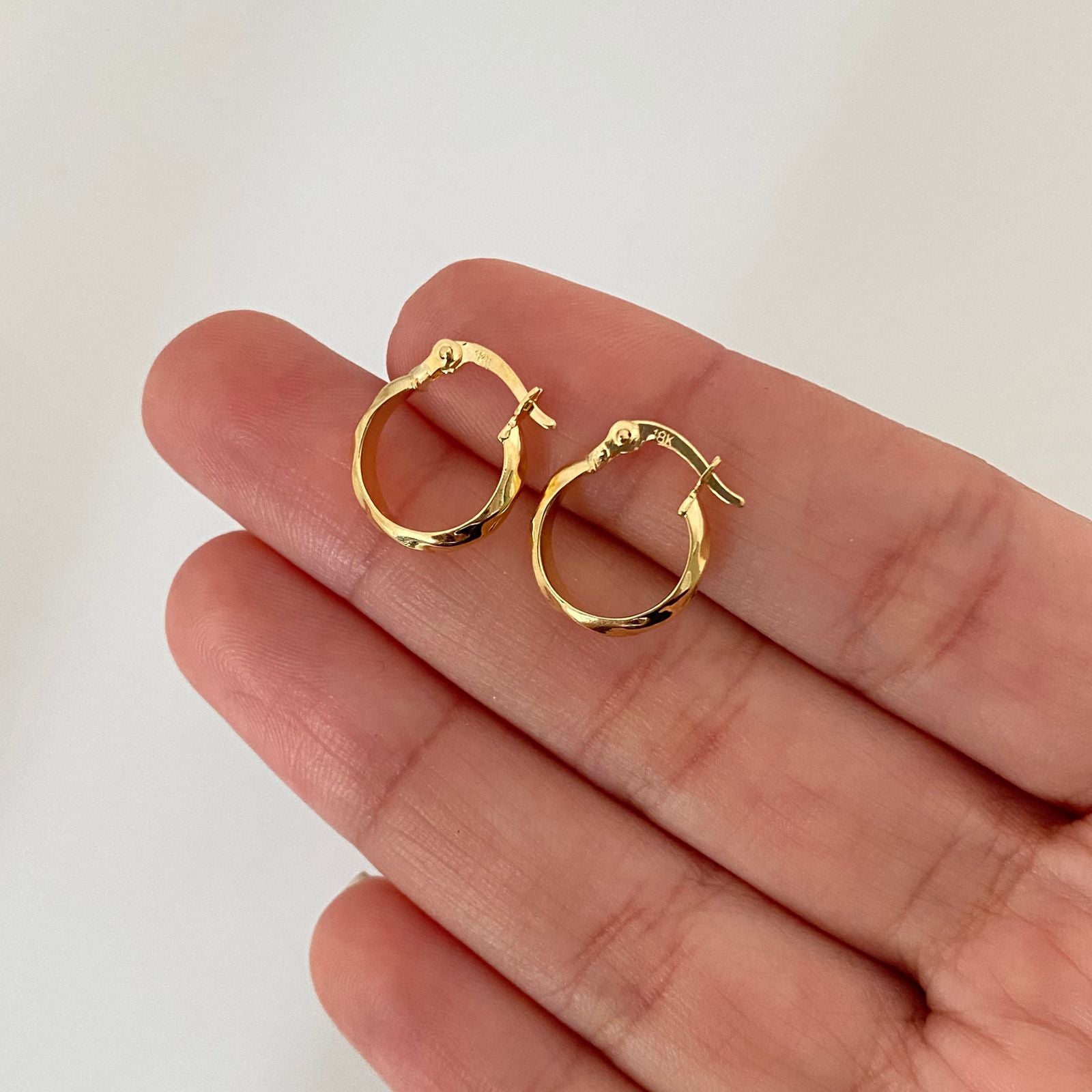 Candonga redonda grabado relieve Oro amarillo 18k 1,05 Gr / 1,4 Cm