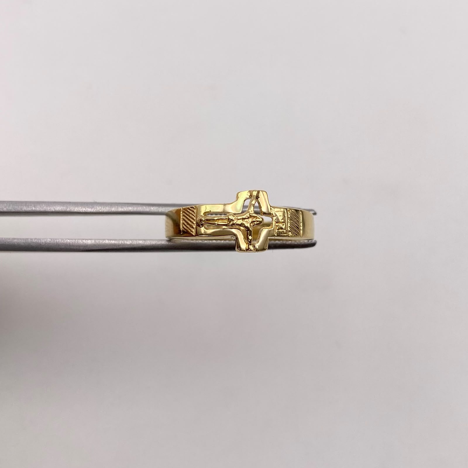 Anillo cruz cristo Oro amarillo 18k / Talla 7 1/2 / 2,3 Gr / 3,68 mm