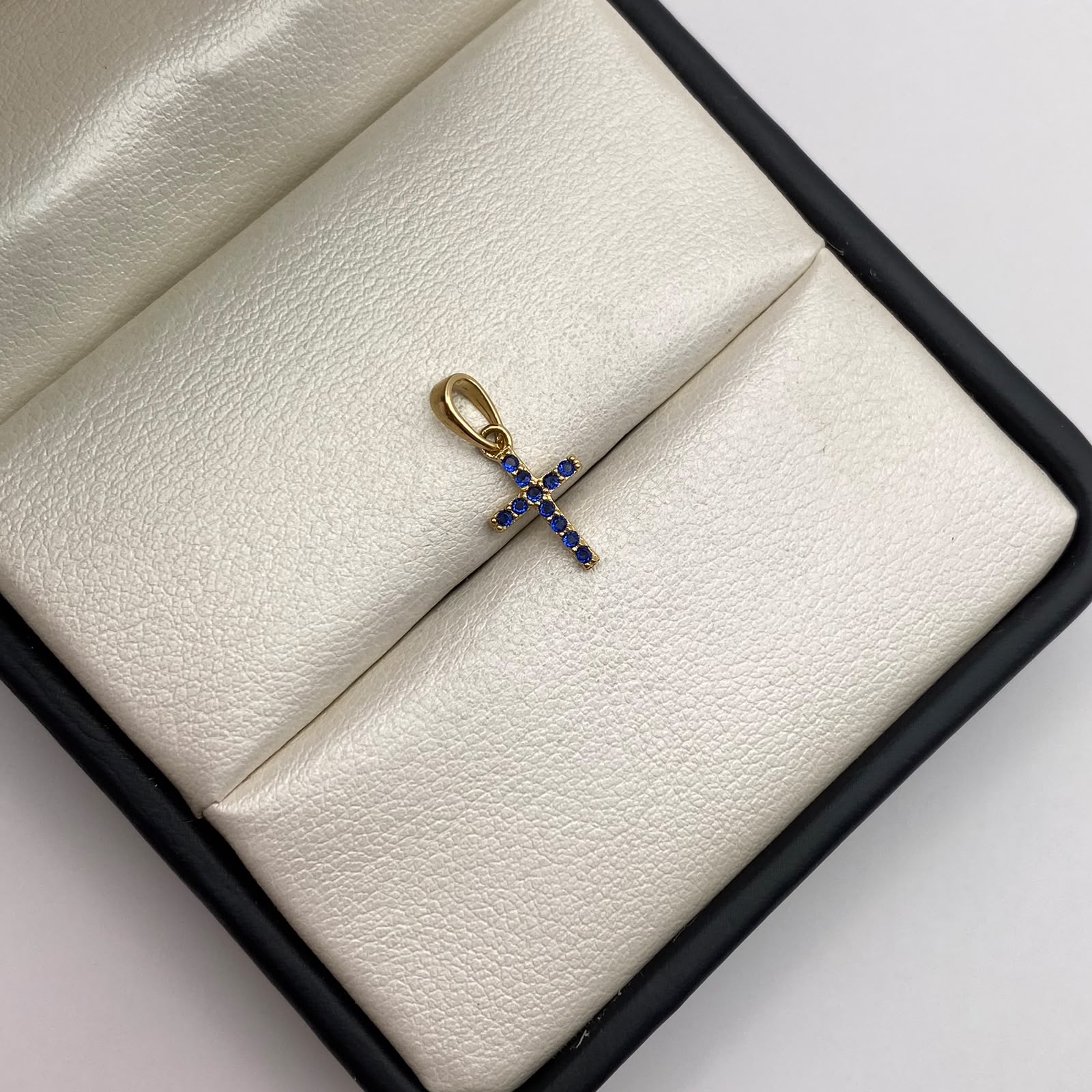 Dije mini cruz circones azul rey Oro amarillo 18k 0,55 Gr / 7,78 mm / 1,5 Cm