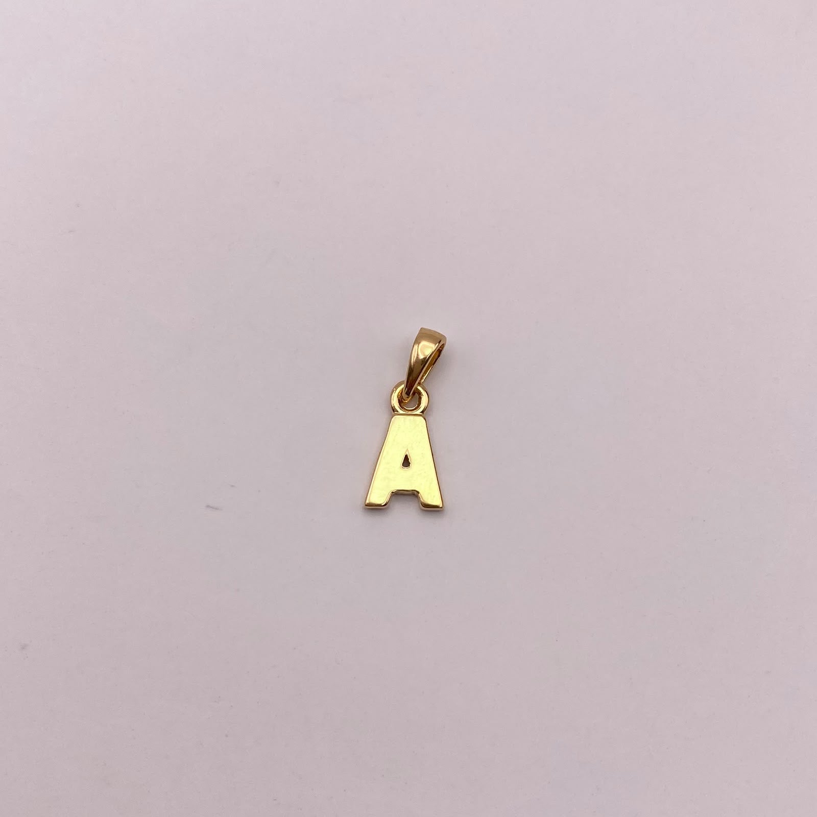 Dije letra A Oro amarillo 18k 0,65 Gr / 6,43 mm / 1,3 Cm