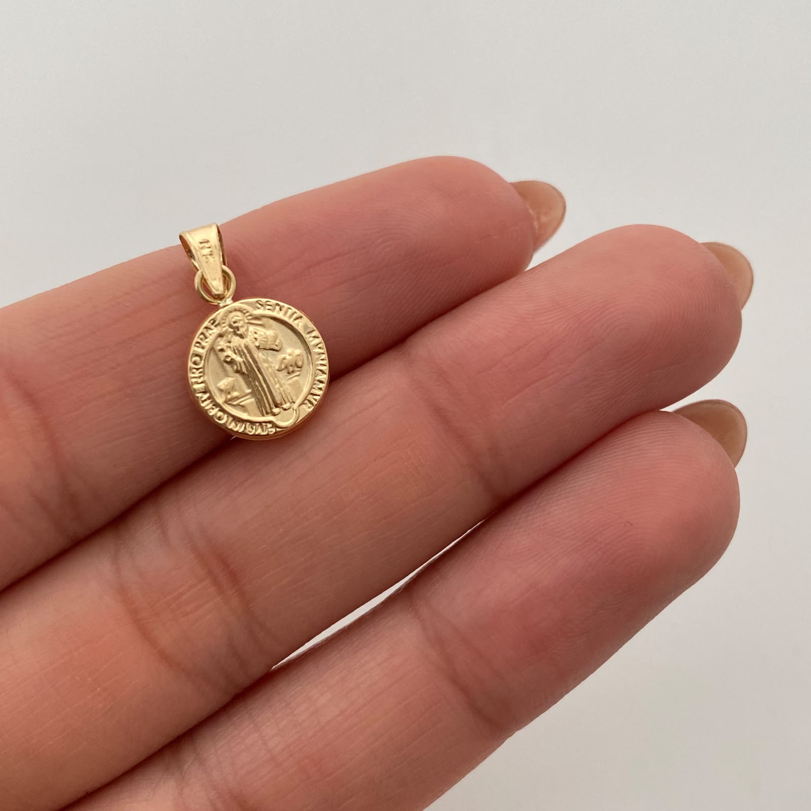 Dije San Benito Oro amarillo 18k 0,55 Gr / 10,05 mm / 1,7 Cm