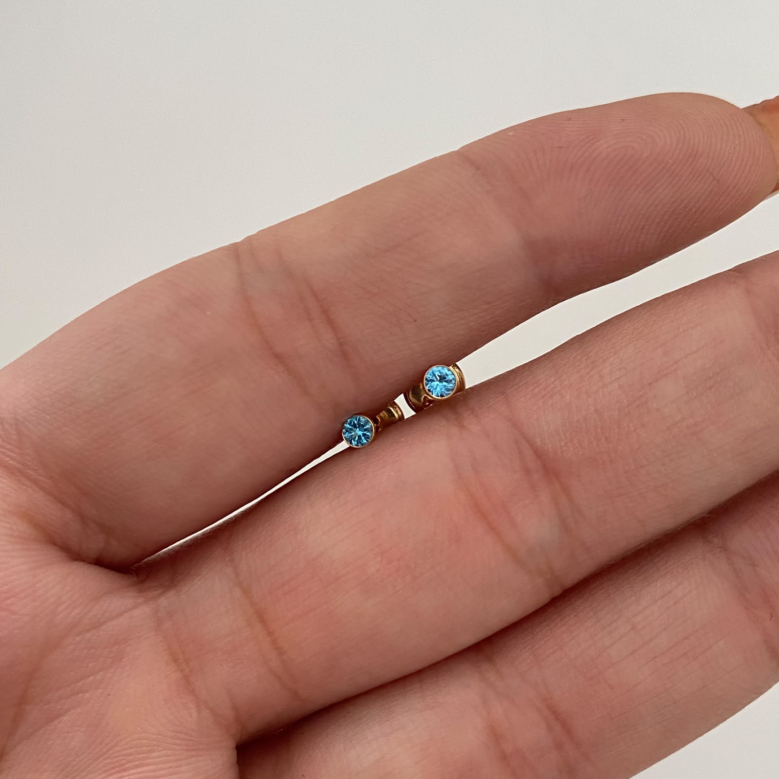 Topos Circon Azul Oro amarillo 18k 0,4 Gr / 3 mm