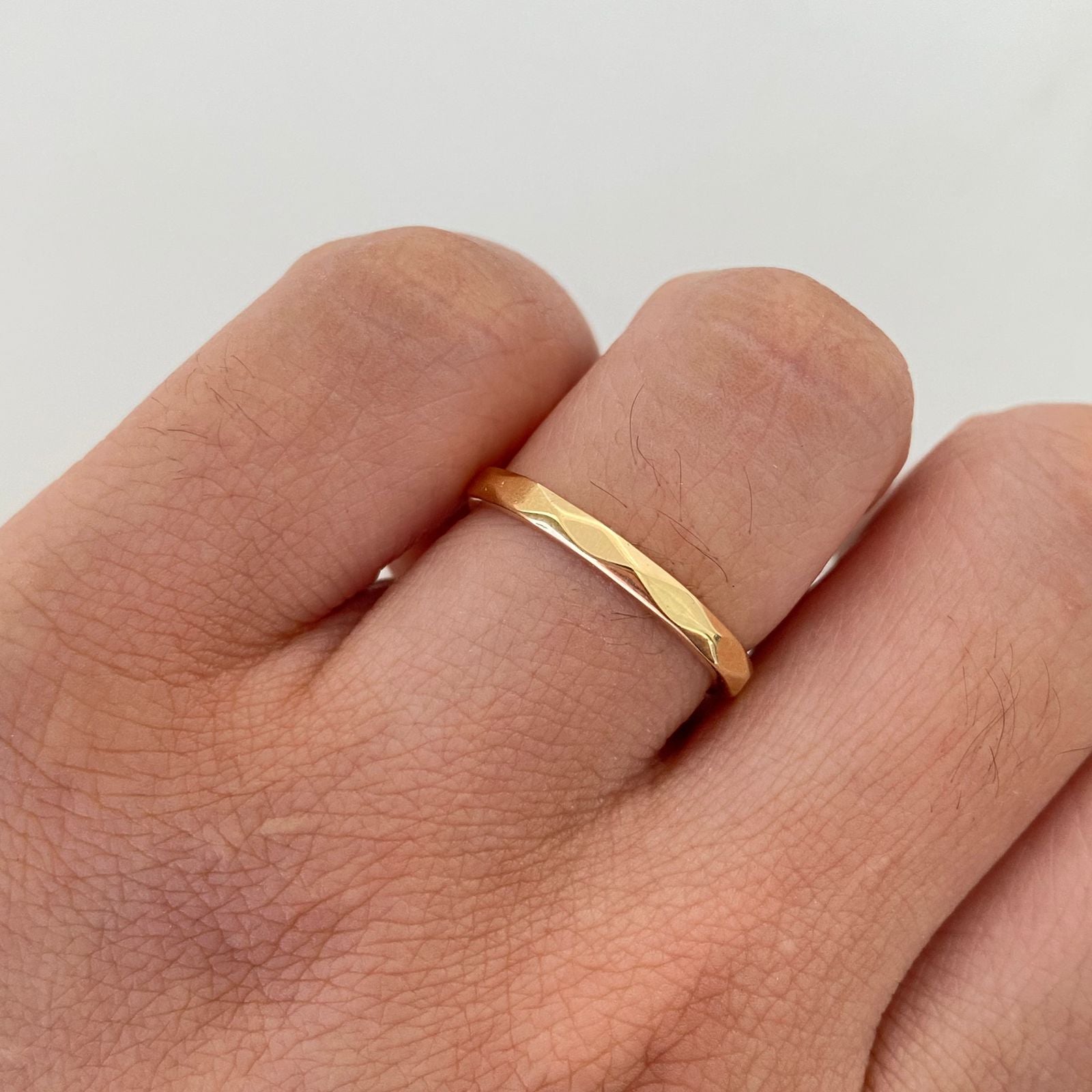 Anillo Argolla diamantada Oro amarillo 18k / Talla 8 1/4 / 1,9 Gr / 2,3 mm