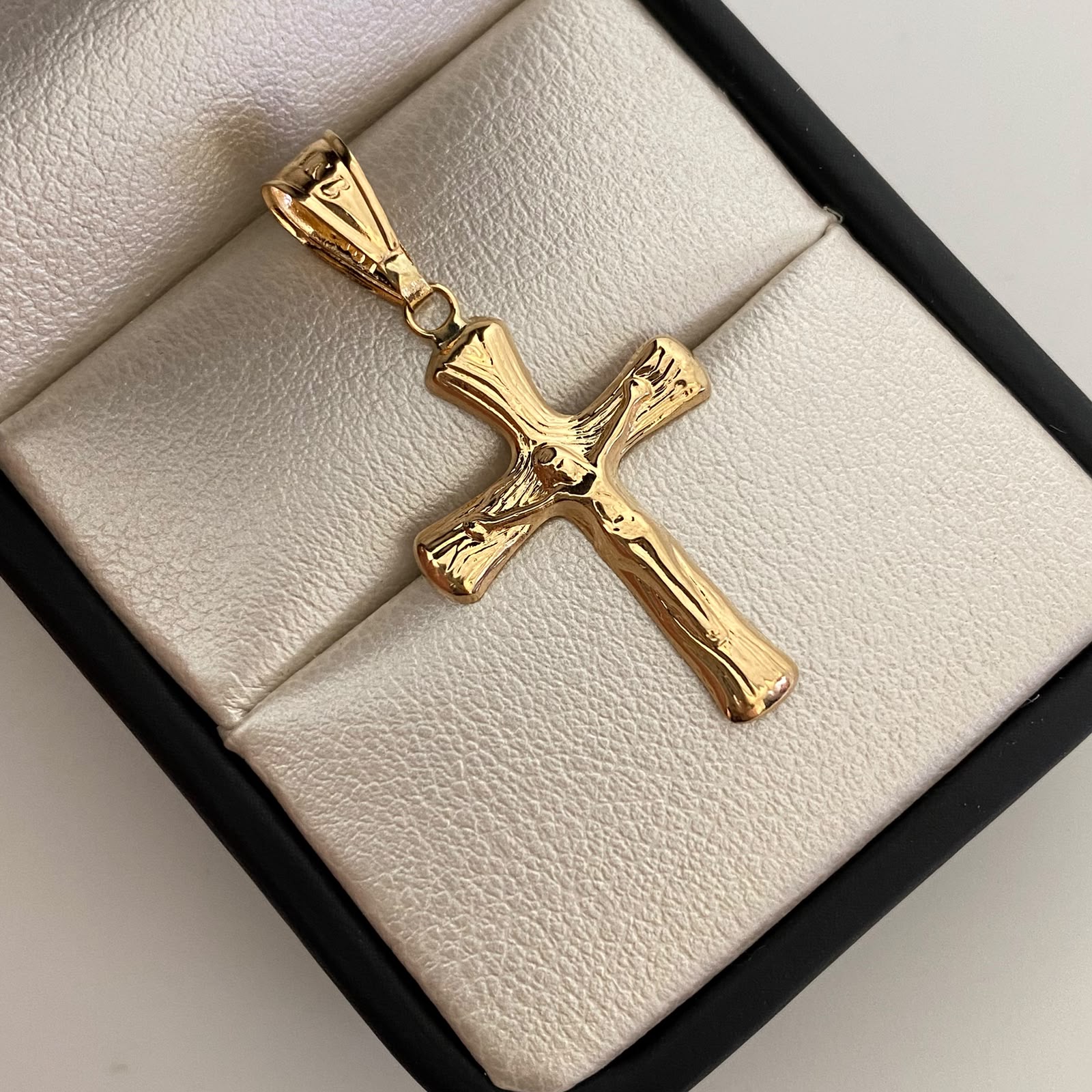 Dije Cruz Cristo Oro amarillo 18k 1,1 Gr / 18,6 mm / 3,7 Cm