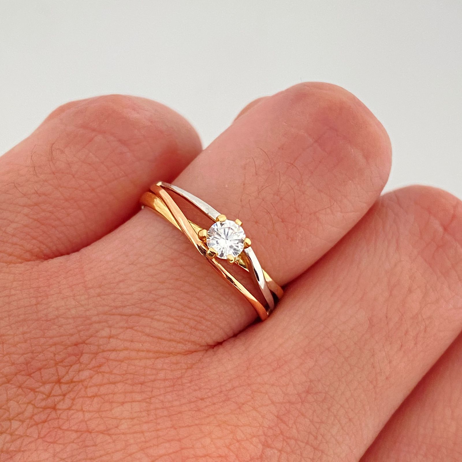 Anillo entrelazado con circon blanco  Oro amarillo 18k / Talla 7 1/2 / 2,55 Gr