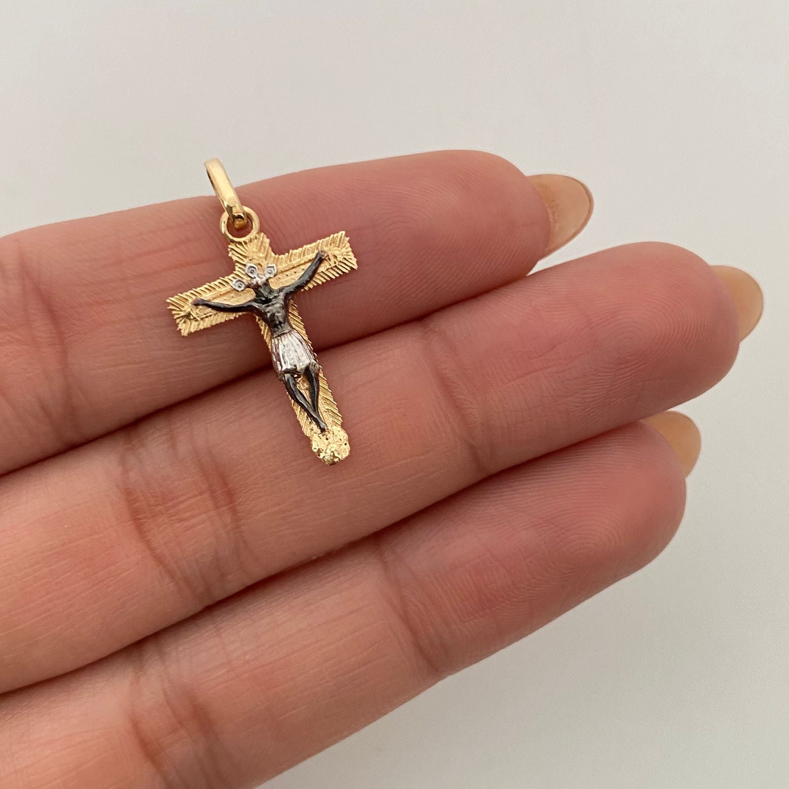 Dije Cruz Cristo Oro amarillo y Oro blanco 18k 1,45 Gr / 15,2 mm / 2,5 Cm