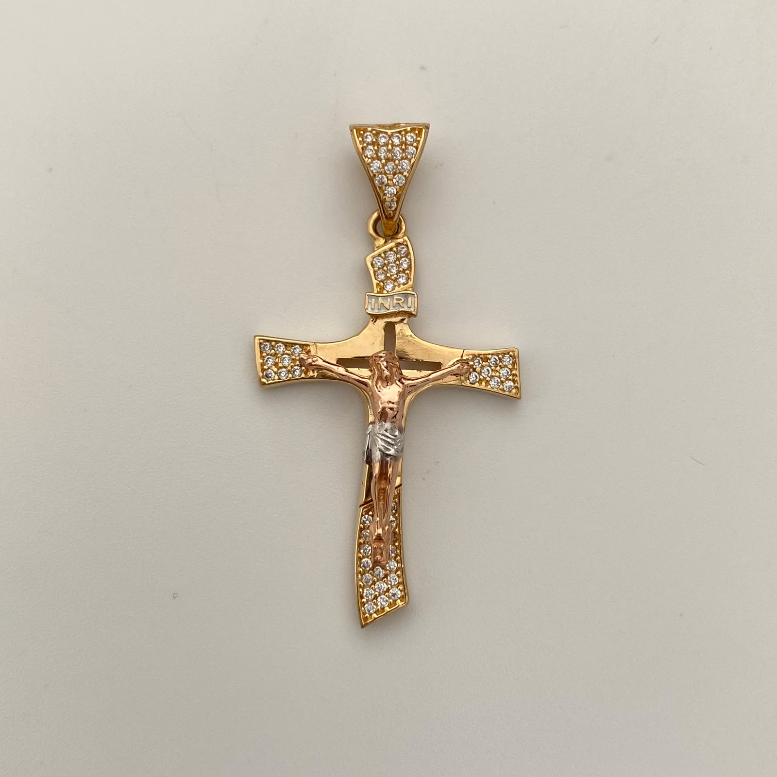Dije Cruz Cristo Casting Tres oros 18k 4,0 Gr / 22,9 mm / 4,3 Cm