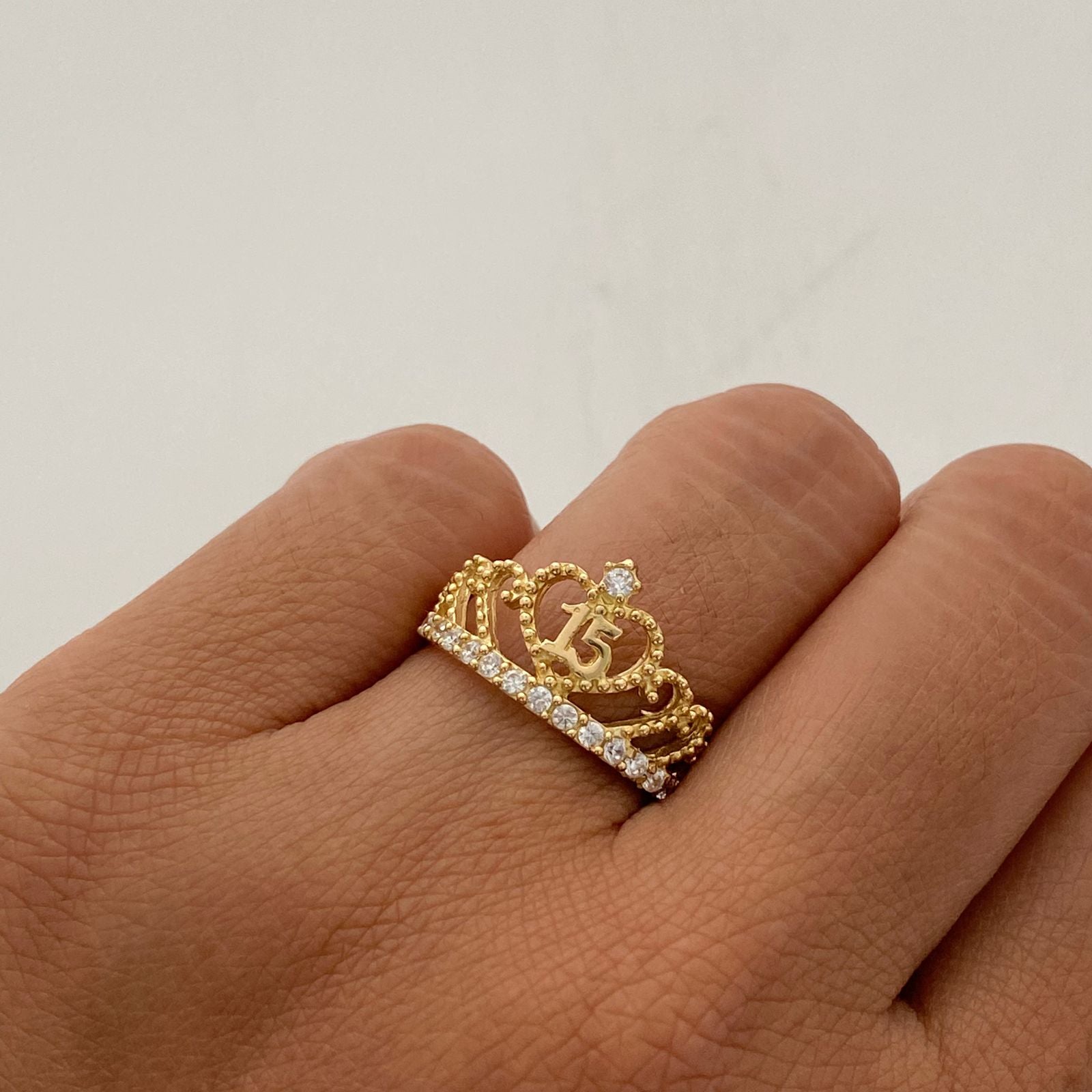 Anillo 15 Corona circones blancos Oro amarillo 18k / Talla 6 / 2,65 Gr