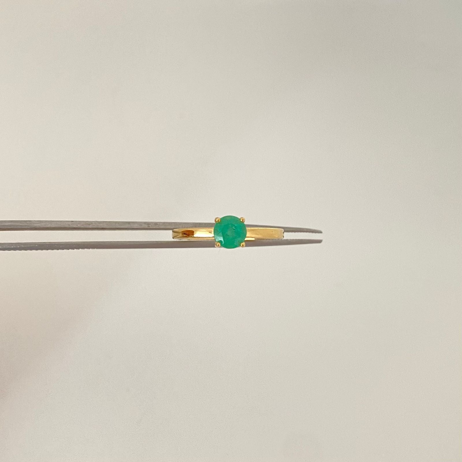 Anillo centro esmeralda Oro amarillo 18k / Talla 7 1/2 / 2,5 Gr