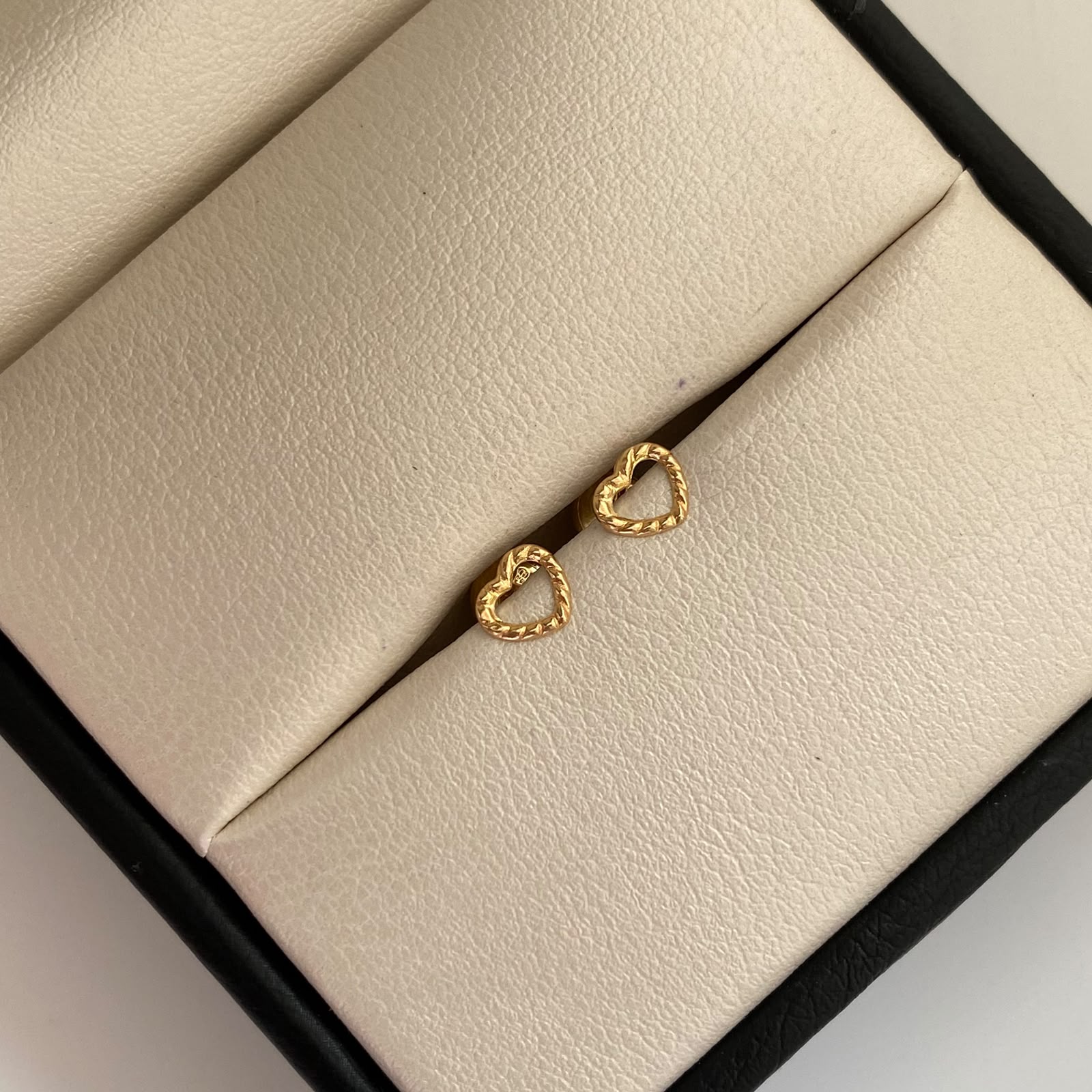 Topos Corazon Silueta Entorchado Oro amarillo 18k 0,45 Gr / 6,1 mm