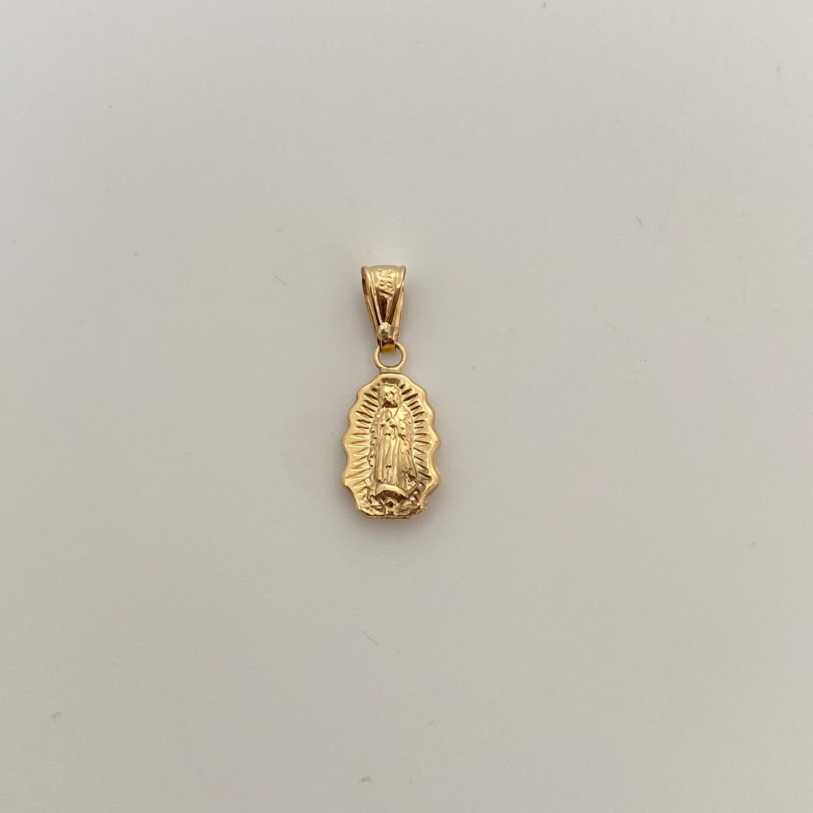 Dije Virgen Guadalupe Silueta Oro amarillo 18k 0,7 Gr / 9 mm / 2,3 Cm