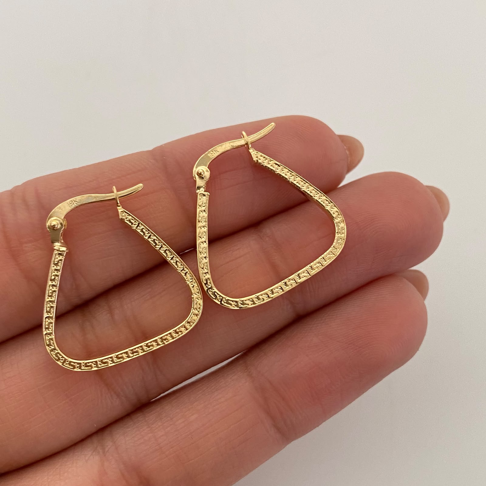 Candonga Triangular Lisa Vs Oro amarillo 18k 1,55 Gr / 2 Cm
